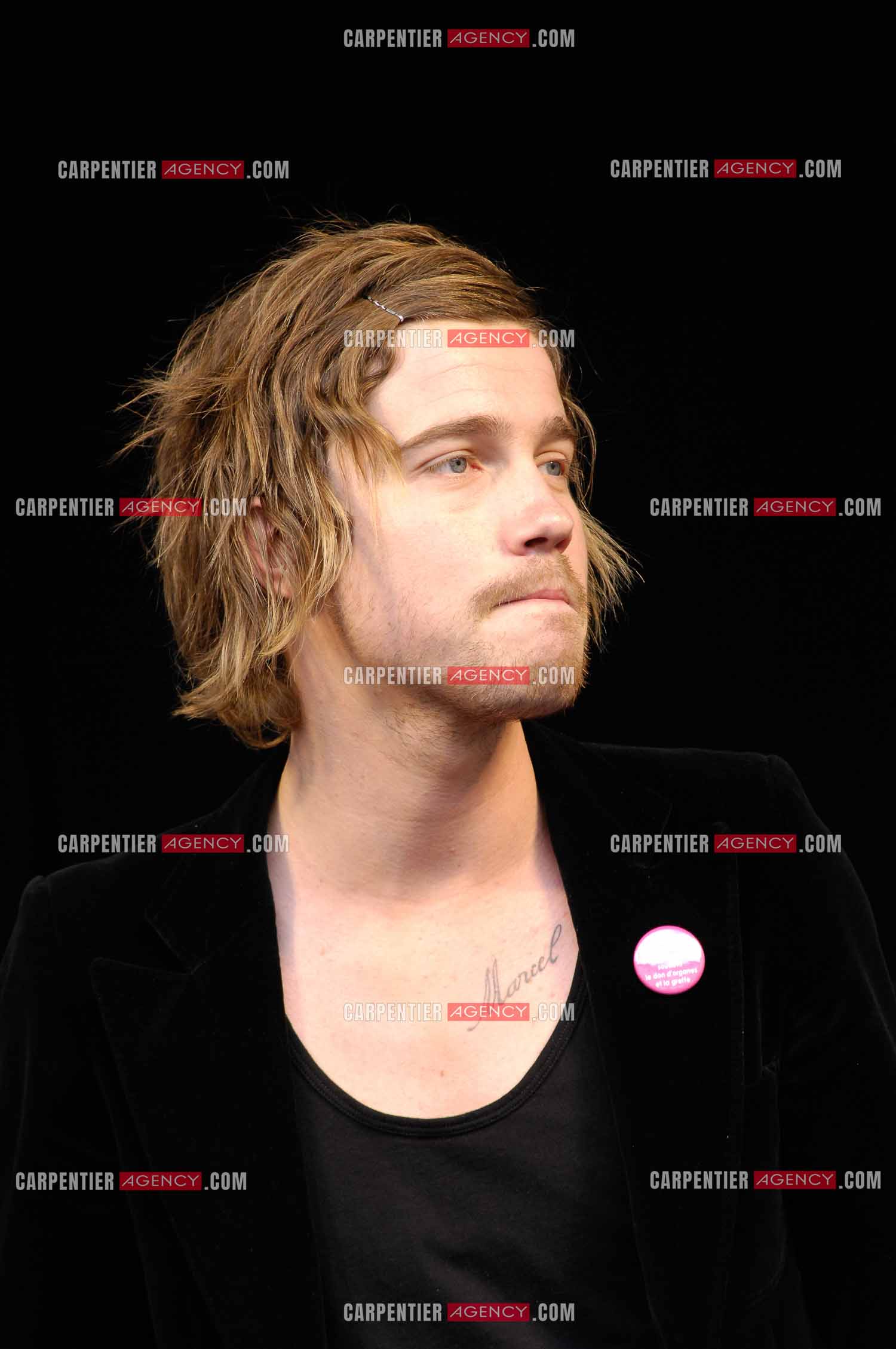 Concert privé pour le soutient du don d'organes et de la greffe dans l'enceinte de l'hôpital Neker à Paris " NECK'AIR DE MUSIQUE “ .  Le gagnant de la Nouvelle Star 2007 Julien Doré sur scène. ( Exclusif )