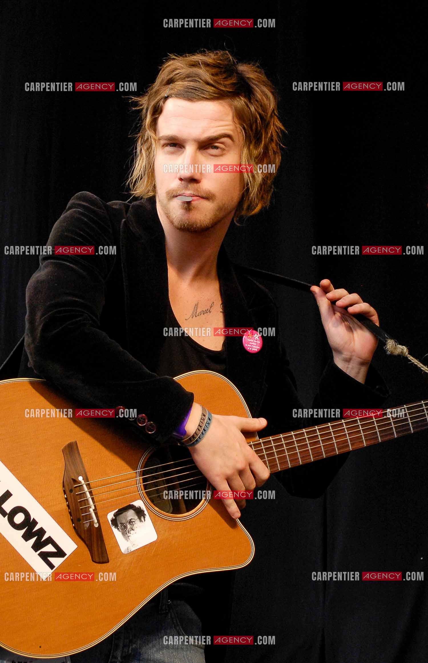 Concert privé pour le soutient du don d'organes et de la greffe dans l'enceinte de l'hôpital Neker à Paris " NECK'AIR DE MUSIQUE “ .  Le gagnant de la Nouvelle Star 2007 Julien Doré sur scène. ( Exclusif )