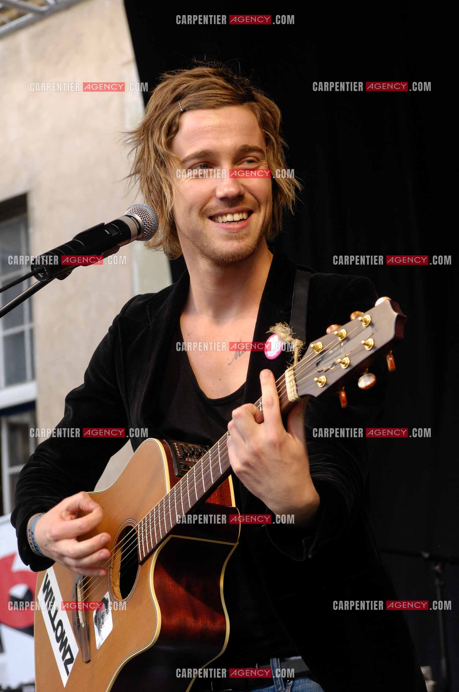 Concert privé pour le soutient du don d'organes et de la greffe dans l'enceinte de l'hôpital Neker à Paris " NECK'AIR DE MUSIQUE “ .  Le gagnant de la Nouvelle Star 2007 Julien Doré sur scène. ( Exclusif )