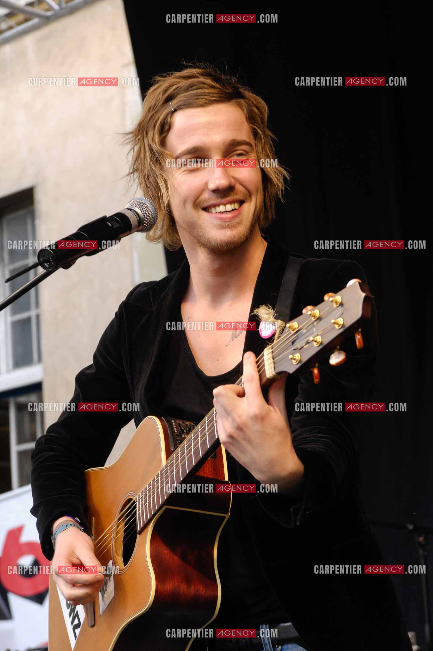 Concert privé pour le soutient du don d'organes et de la greffe dans l'enceinte de l'hôpital Neker à Paris " NECK'AIR DE MUSIQUE “ .  Le gagnant de la Nouvelle Star 2007 Julien Doré sur scène. ( Exclusif )