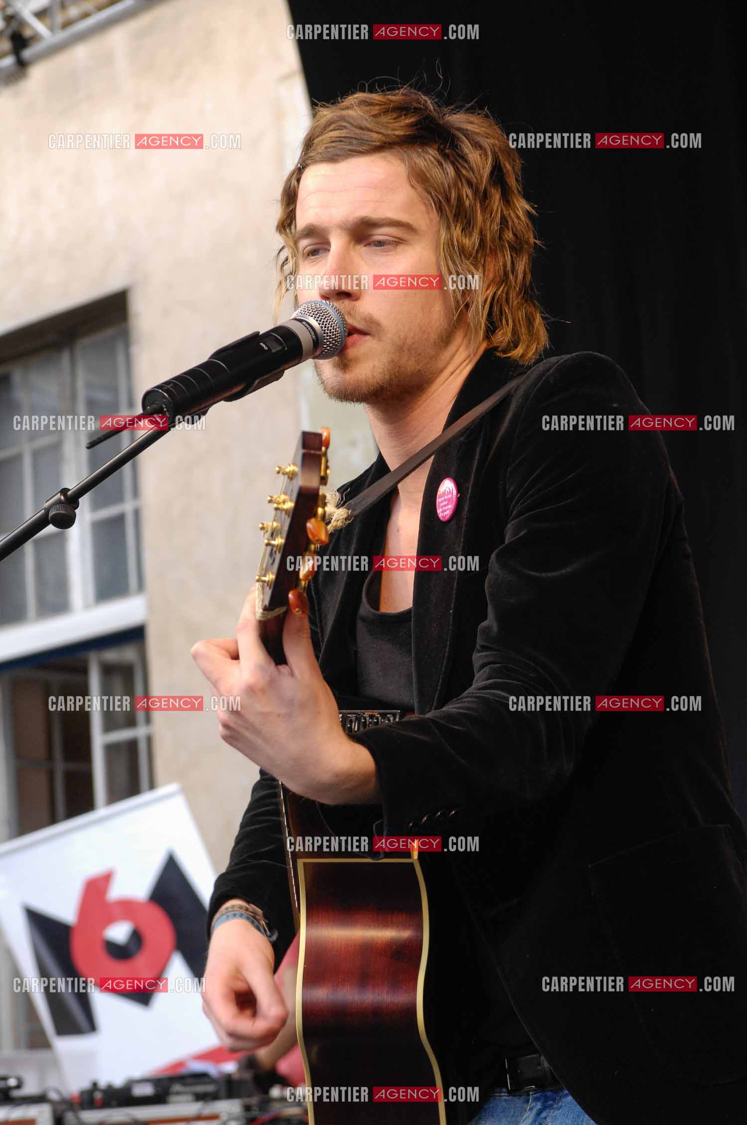 Concert privé pour le soutient du don d'organes et de la greffe dans l'enceinte de l'hôpital Neker à Paris " NECK'AIR DE MUSIQUE “ .  Le gagnant de la Nouvelle Star 2007 Julien Doré sur scène. ( Exclusif )