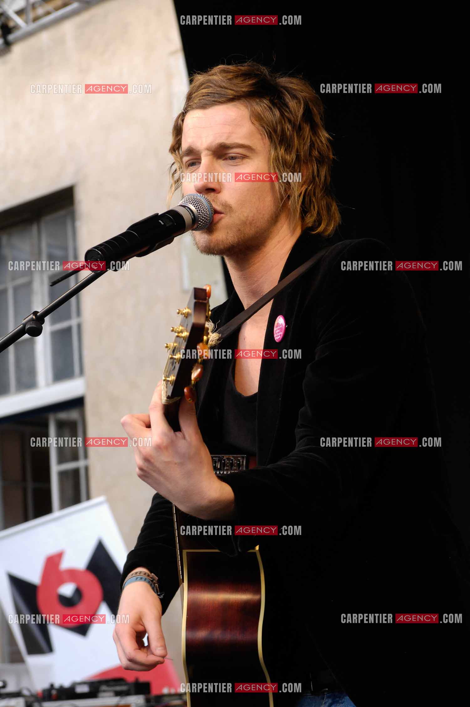 Concert privé pour le soutient du don d'organes et de la greffe dans l'enceinte de l'hôpital Neker à Paris " NECK'AIR DE MUSIQUE “ .  Le gagnant de la Nouvelle Star 2007 Julien Doré sur scène. ( Exclusif )