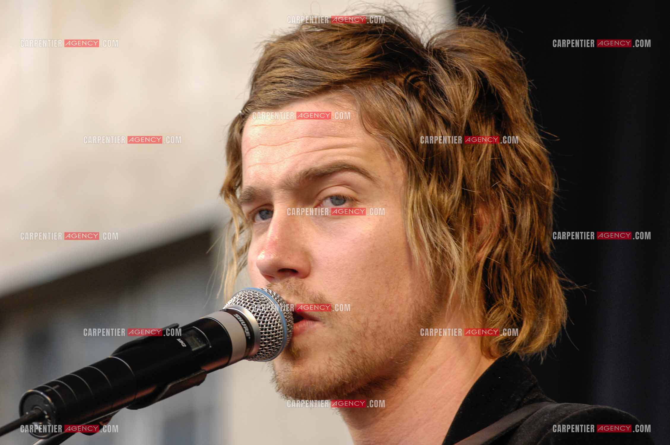 Concert privé pour le soutient du don d'organes et de la greffe dans l'enceinte de l'hôpital Neker à Paris " NECK'AIR DE MUSIQUE “ .  Le gagnant de la Nouvelle Star 2007 Julien Doré sur scène. ( Exclusif )