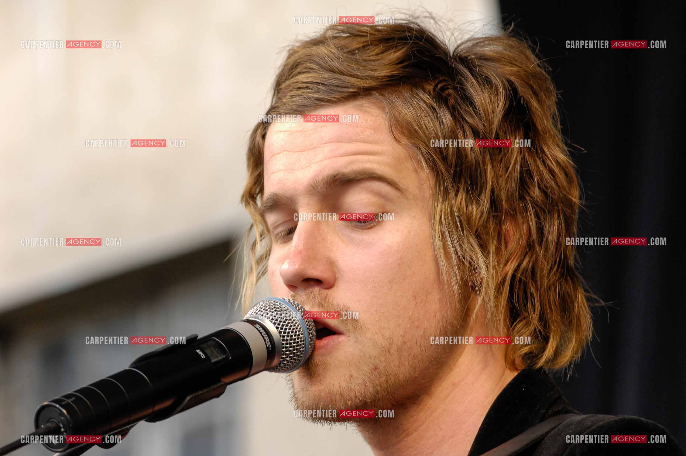 Concert privé pour le soutient du don d'organes et de la greffe dans l'enceinte de l'hôpital Neker à Paris " NECK'AIR DE MUSIQUE “ .  Le gagnant de la Nouvelle Star 2007 Julien Doré sur scène. ( Exclusif )