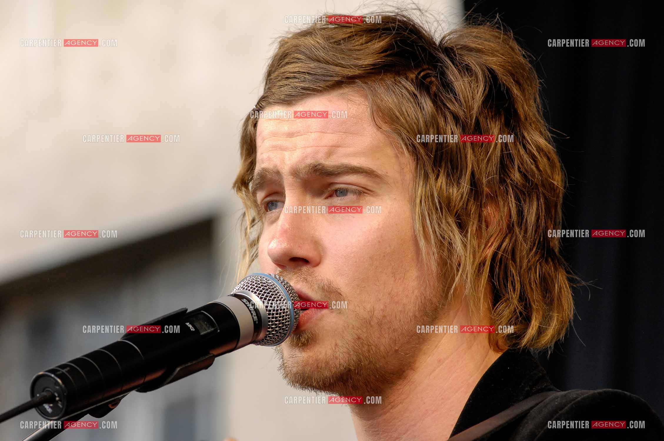 Concert privé pour le soutient du don d'organes et de la greffe dans l'enceinte de l'hôpital Neker à Paris " NECK'AIR DE MUSIQUE “ .  Le gagnant de la Nouvelle Star 2007 Julien Doré sur scène. ( Exclusif )