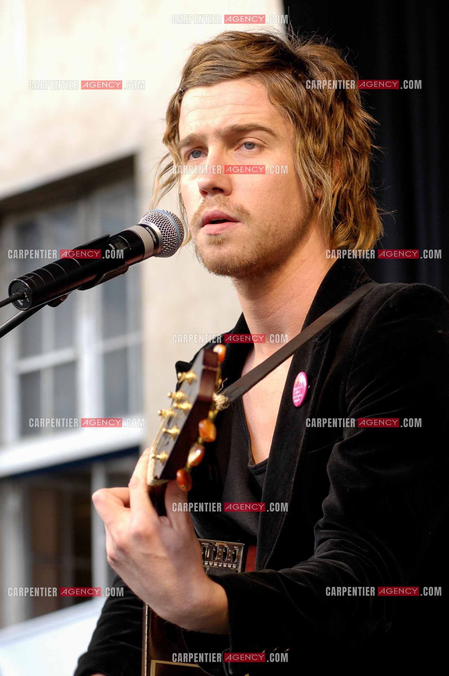 Concert privé pour le soutient du don d'organes et de la greffe dans l'enceinte de l'hôpital Neker à Paris " NECK'AIR DE MUSIQUE “ .  Le gagnant de la Nouvelle Star 2007 Julien Doré sur scène. ( Exclusif )
