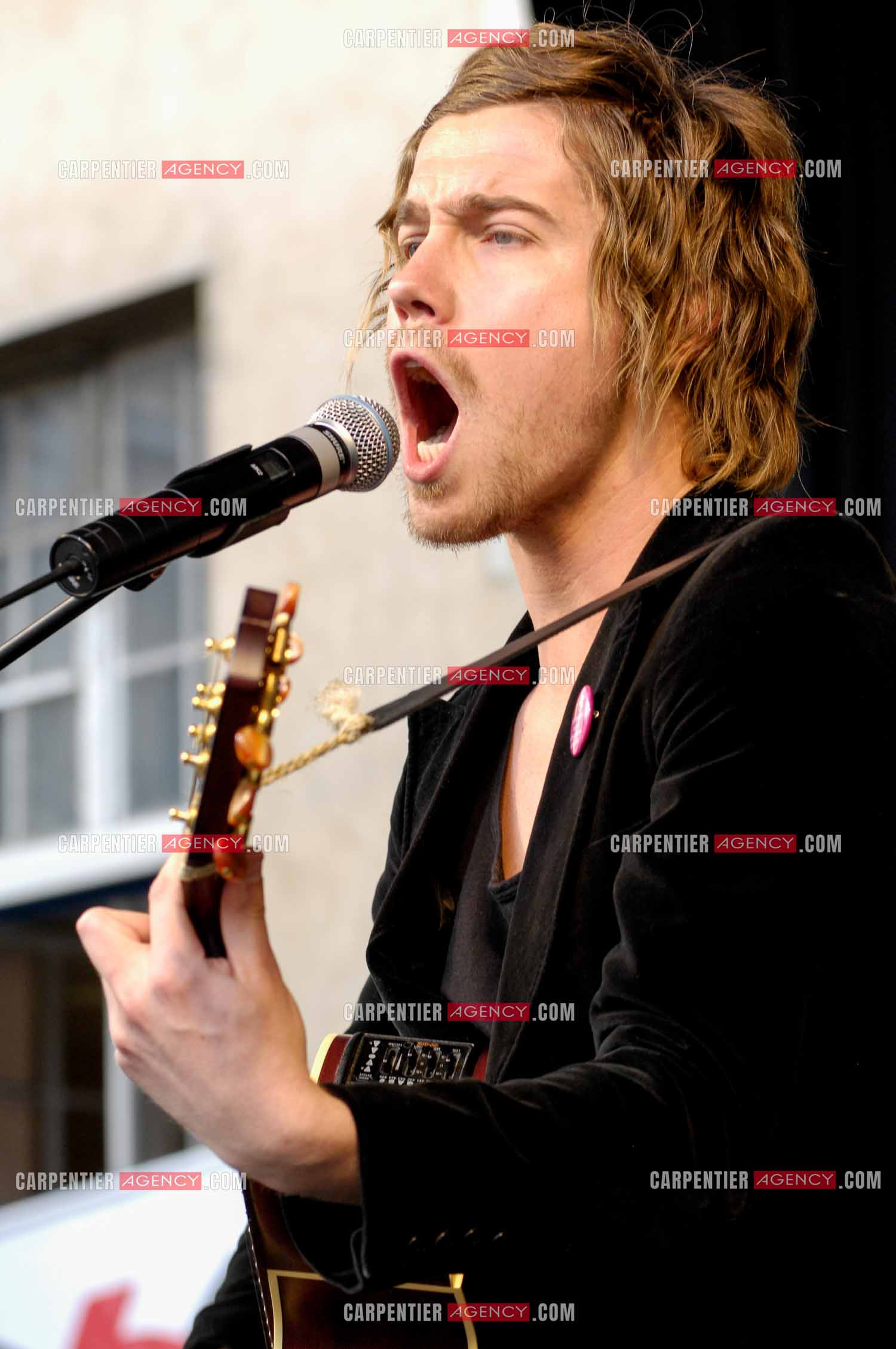 Concert privé pour le soutient du don d'organes et de la greffe dans l'enceinte de l'hôpital Neker à Paris " NECK'AIR DE MUSIQUE “ .  Le gagnant de la Nouvelle Star 2007 Julien Doré sur scène. ( Exclusif )