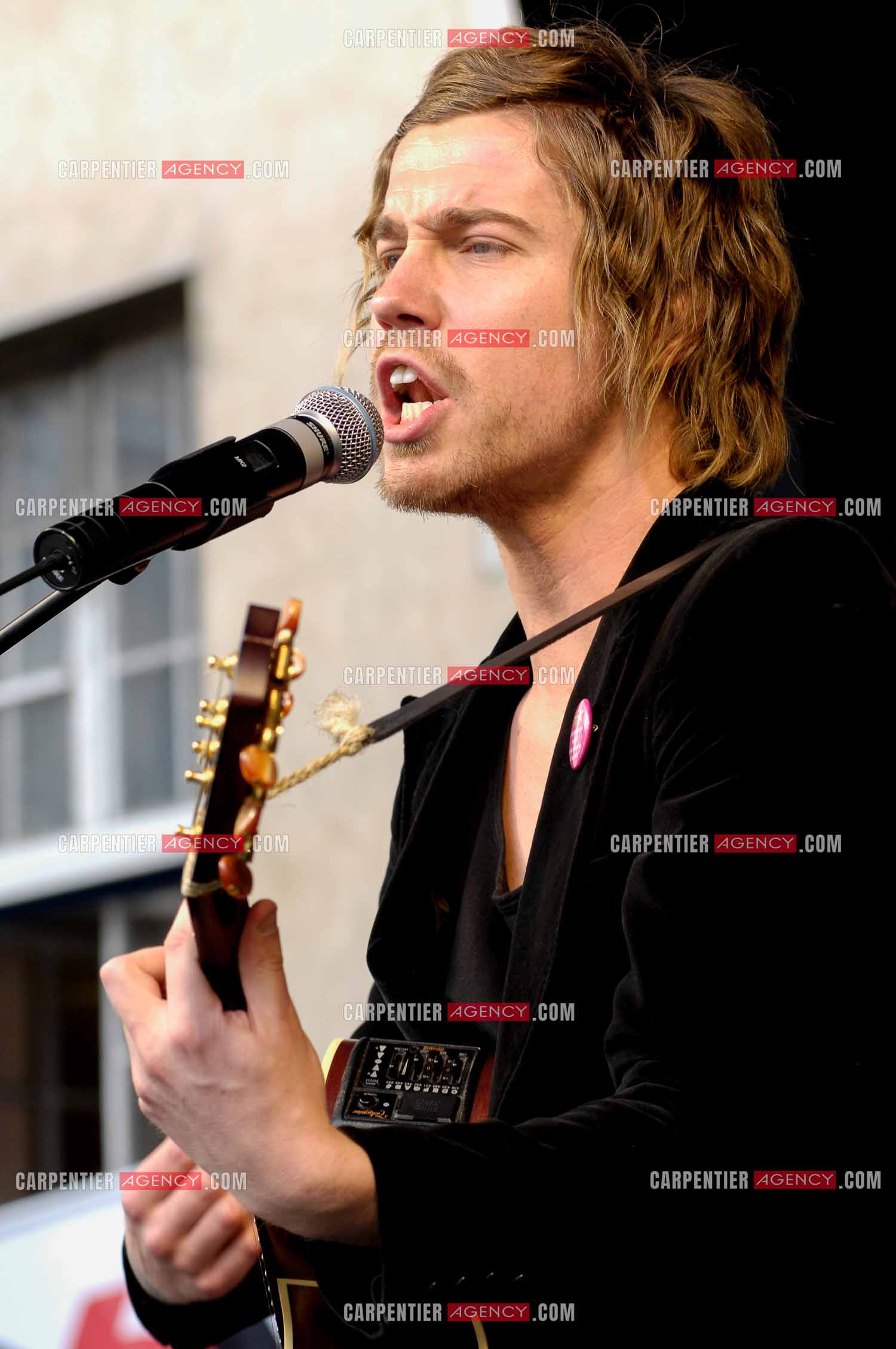 Concert privé pour le soutient du don d'organes et de la greffe dans l'enceinte de l'hôpital Neker à Paris " NECK'AIR DE MUSIQUE “ .  Le gagnant de la Nouvelle Star 2007 Julien Doré sur scène. ( Exclusif )