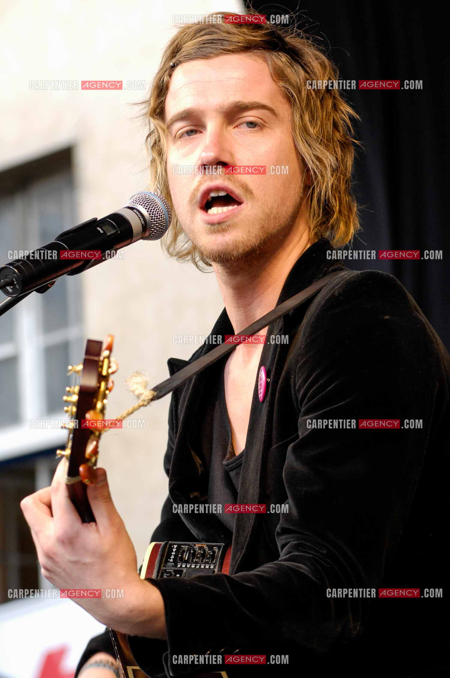 Concert privé pour le soutient du don d'organes et de la greffe dans l'enceinte de l'hôpital Neker à Paris " NECK'AIR DE MUSIQUE “ .  Le gagnant de la Nouvelle Star 2007 Julien Doré sur scène. ( Exclusif )