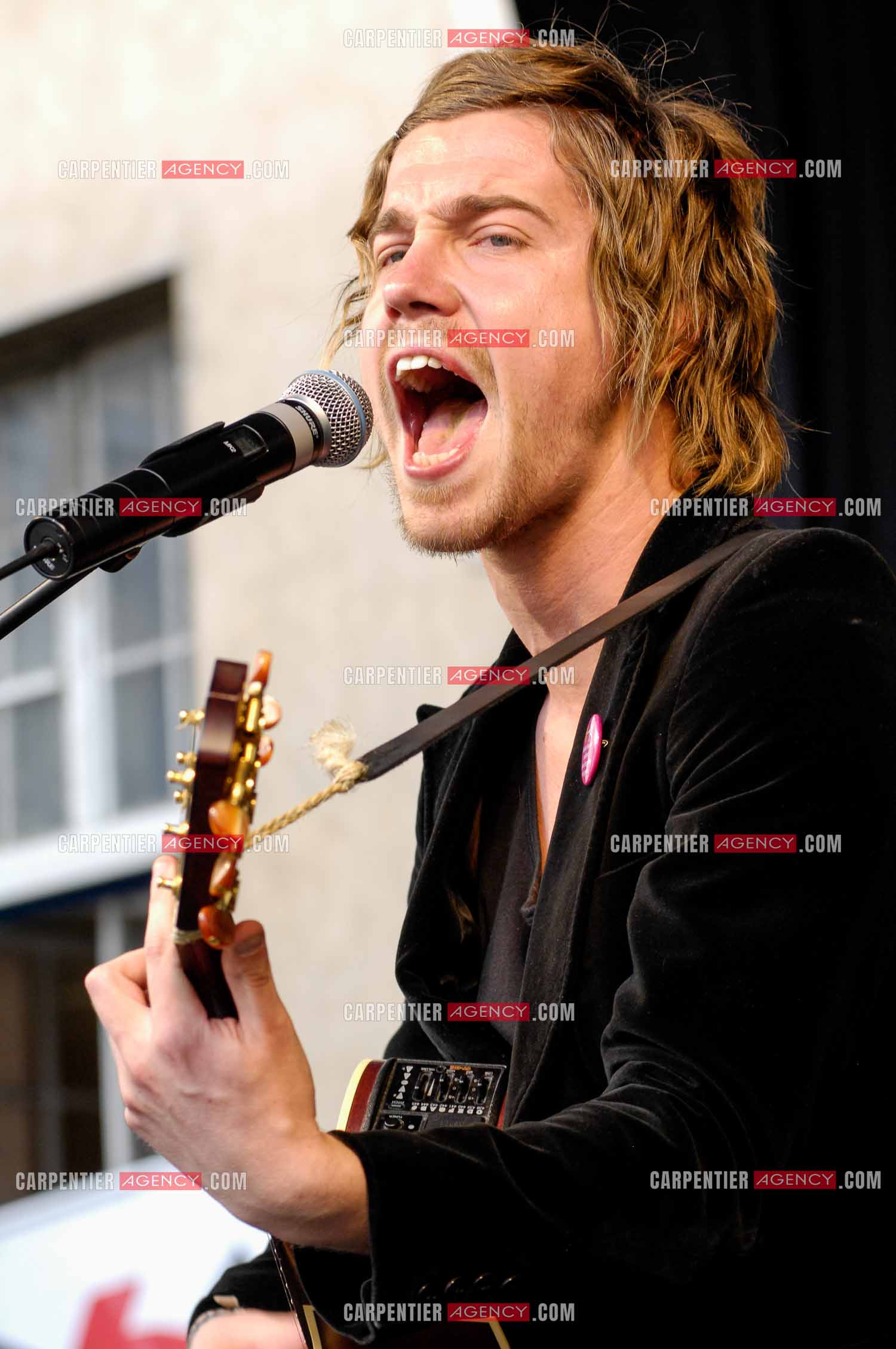 Concert privé pour le soutient du don d'organes et de la greffe dans l'enceinte de l'hôpital Neker à Paris " NECK'AIR DE MUSIQUE “ .  Le gagnant de la Nouvelle Star 2007 Julien Doré sur scène. ( Exclusif )