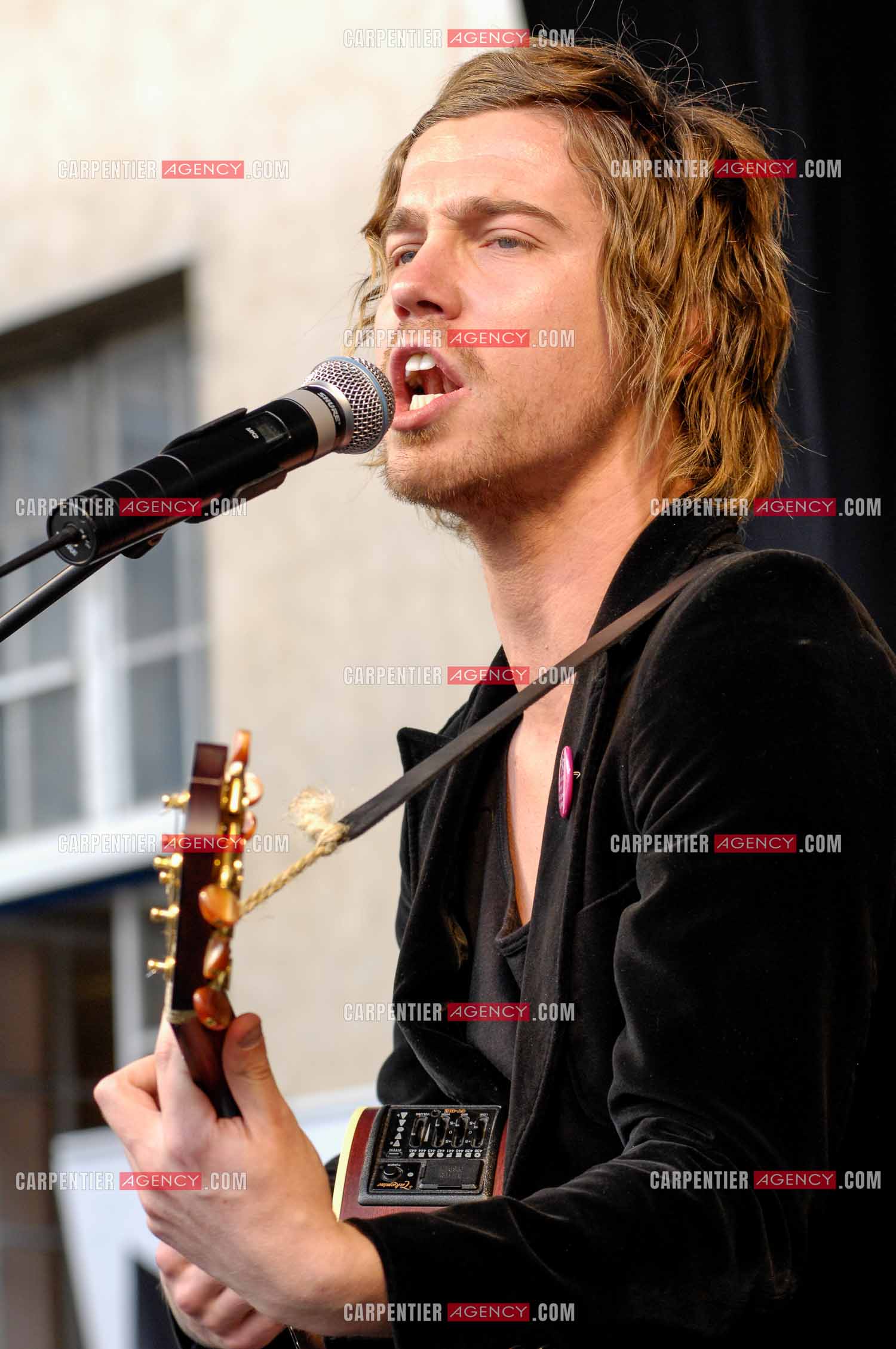 Concert privé pour le soutient du don d'organes et de la greffe dans l'enceinte de l'hôpital Neker à Paris " NECK'AIR DE MUSIQUE “ .  Le gagnant de la Nouvelle Star 2007 Julien Doré sur scène. ( Exclusif )