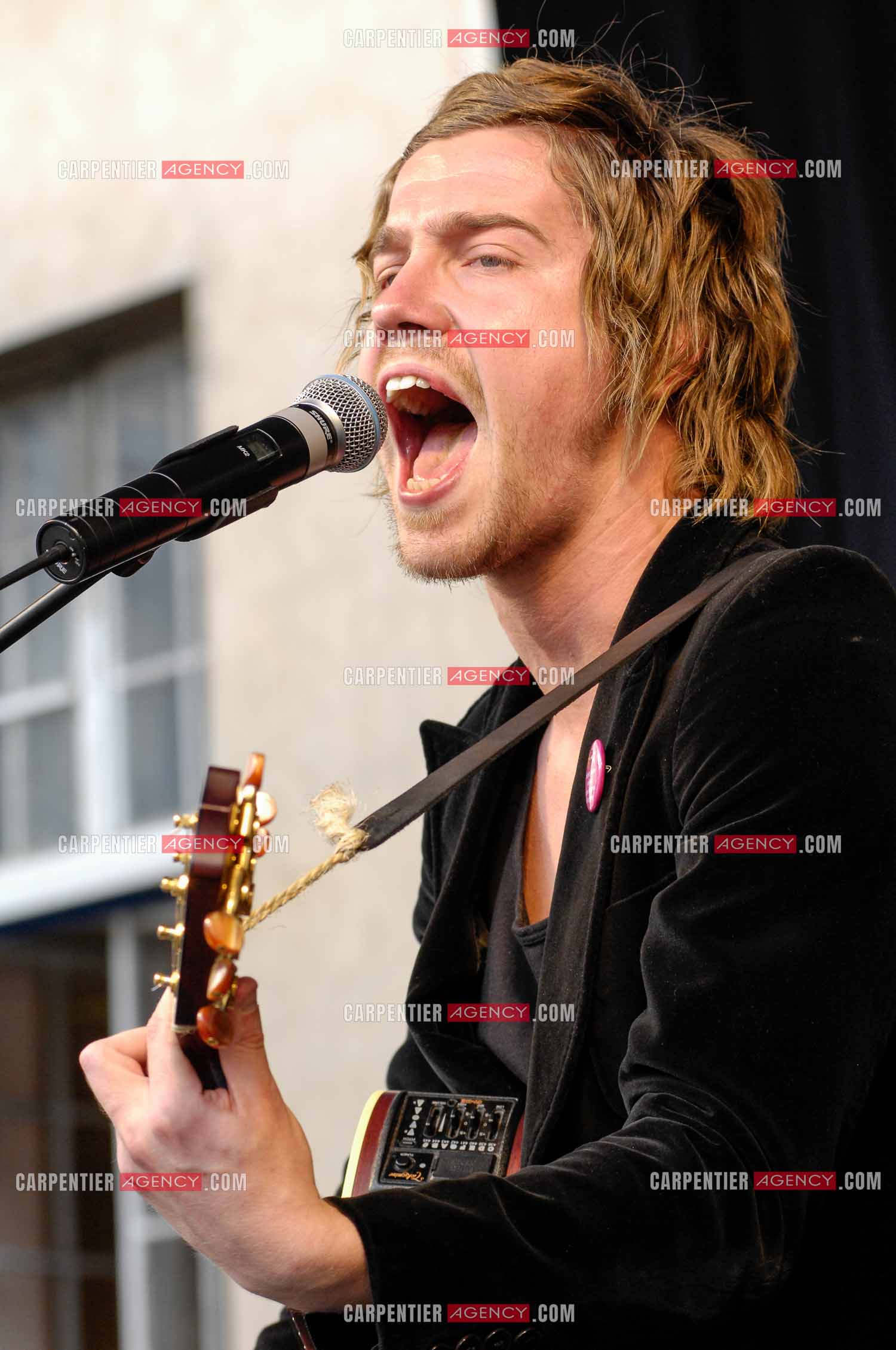Concert privé pour le soutient du don d'organes et de la greffe dans l'enceinte de l'hôpital Neker à Paris " NECK'AIR DE MUSIQUE “ .  Le gagnant de la Nouvelle Star 2007 Julien Doré sur scène. ( Exclusif )