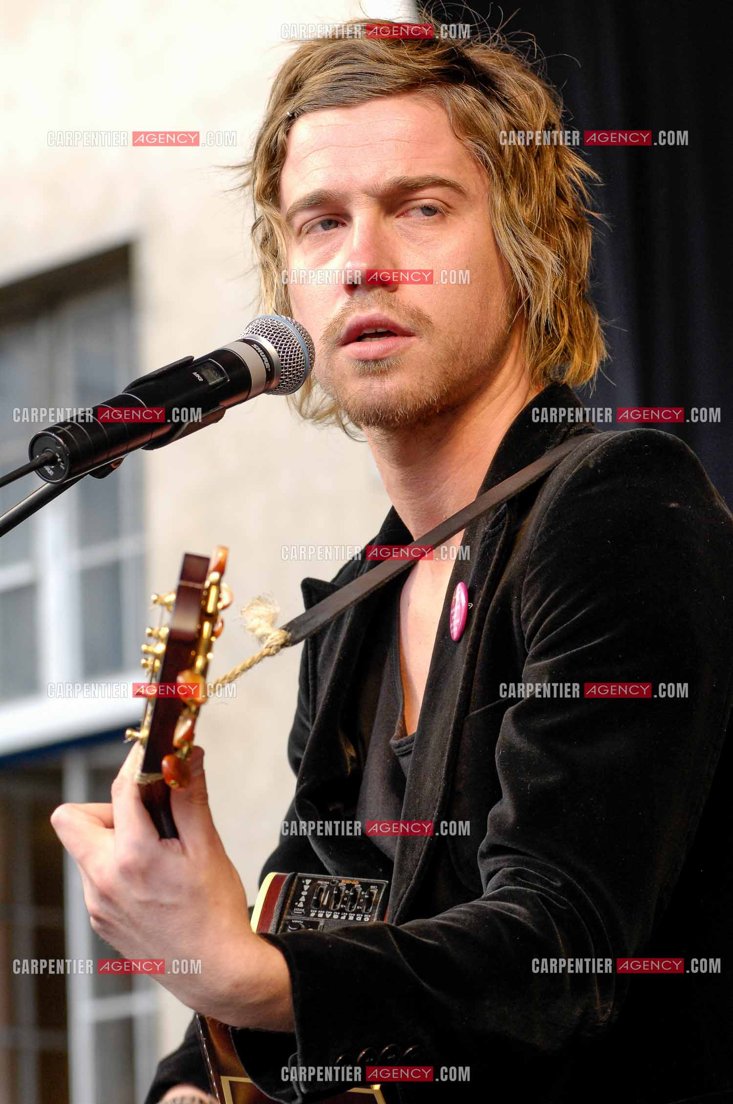 Concert privé pour le soutient du don d'organes et de la greffe dans l'enceinte de l'hôpital Neker à Paris " NECK'AIR DE MUSIQUE “ .  Le gagnant de la Nouvelle Star 2007 Julien Doré sur scène. ( Exclusif )