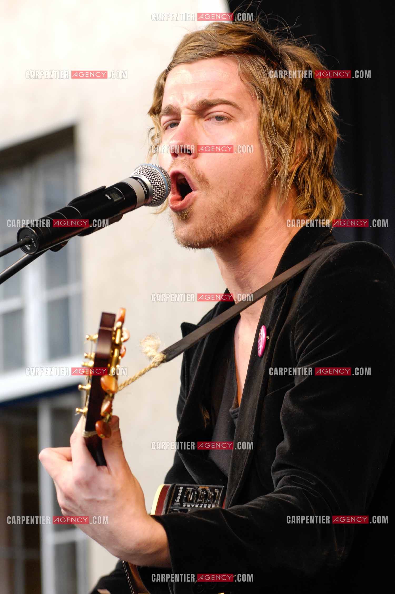 Concert privé pour le soutient du don d'organes et de la greffe dans l'enceinte de l'hôpital Neker à Paris " NECK'AIR DE MUSIQUE “ .  Le gagnant de la Nouvelle Star 2007 Julien Doré sur scène. ( Exclusif )
