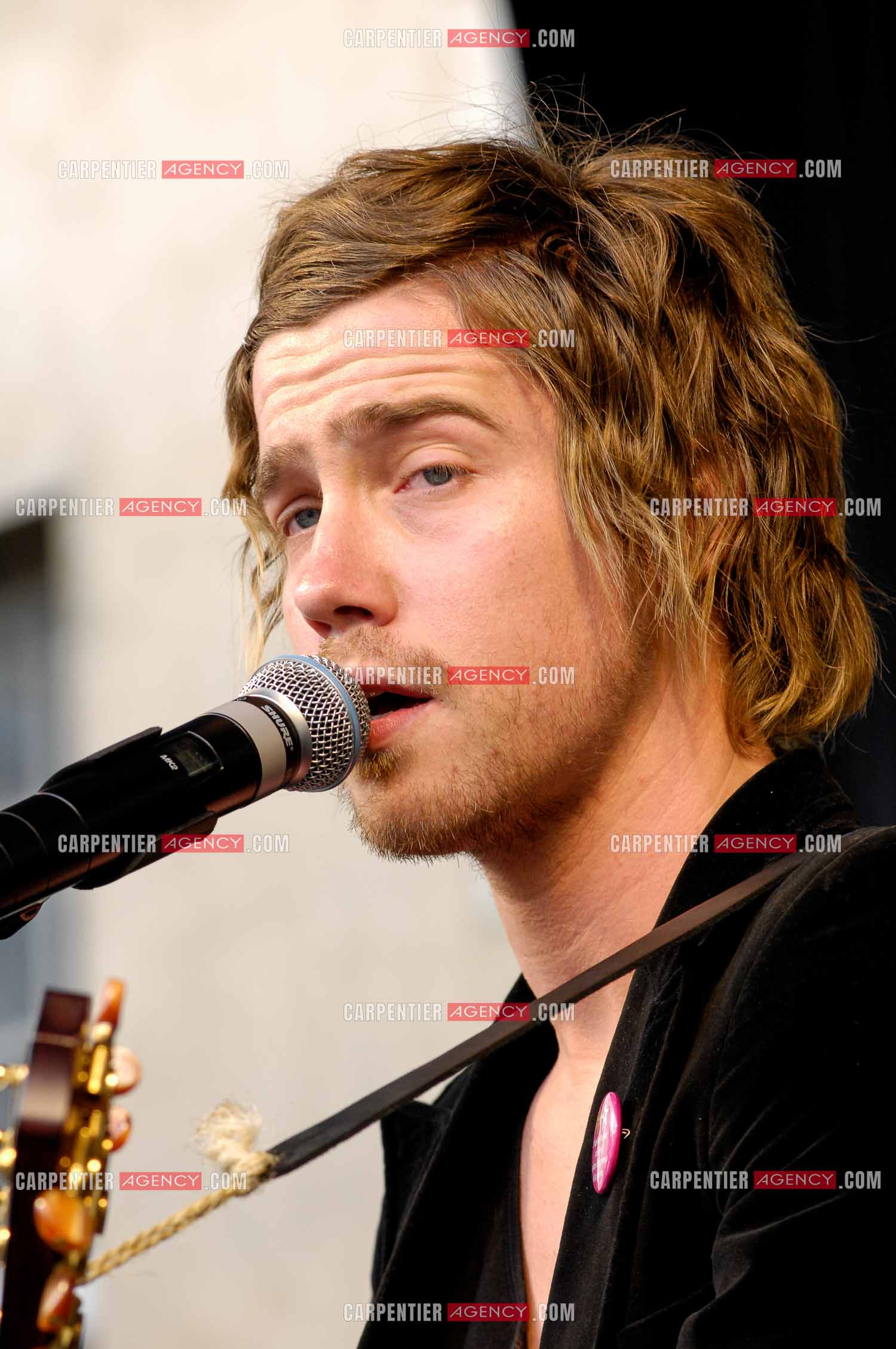 Concert privé pour le soutient du don d'organes et de la greffe dans l'enceinte de l'hôpital Neker à Paris " NECK'AIR DE MUSIQUE “ .  Le gagnant de la Nouvelle Star 2007 Julien Doré sur scène. ( Exclusif )