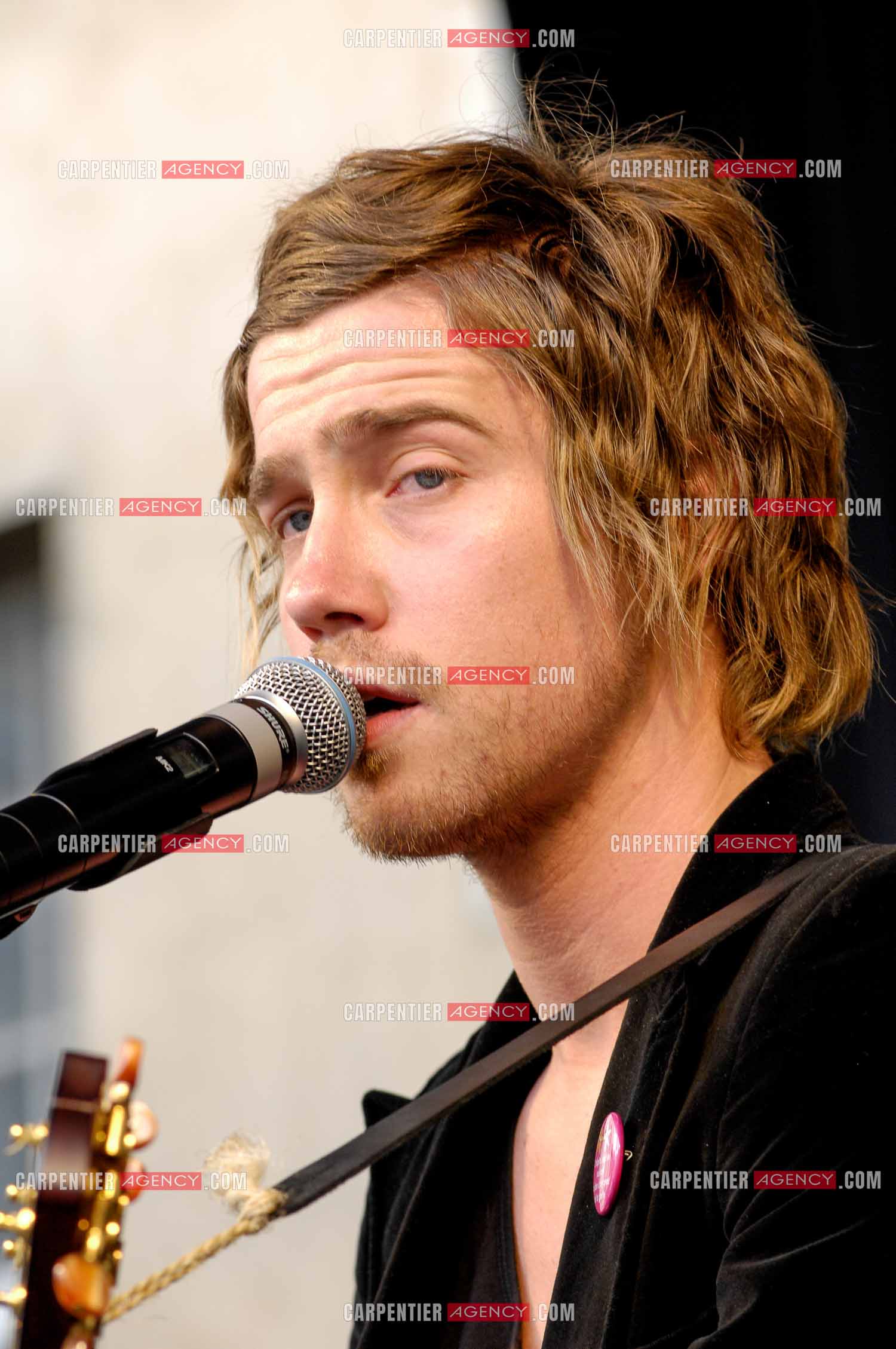 Concert privé pour le soutient du don d'organes et de la greffe dans l'enceinte de l'hôpital Neker à Paris " NECK'AIR DE MUSIQUE “ .  Le gagnant de la Nouvelle Star 2007 Julien Doré sur scène. ( Exclusif )
