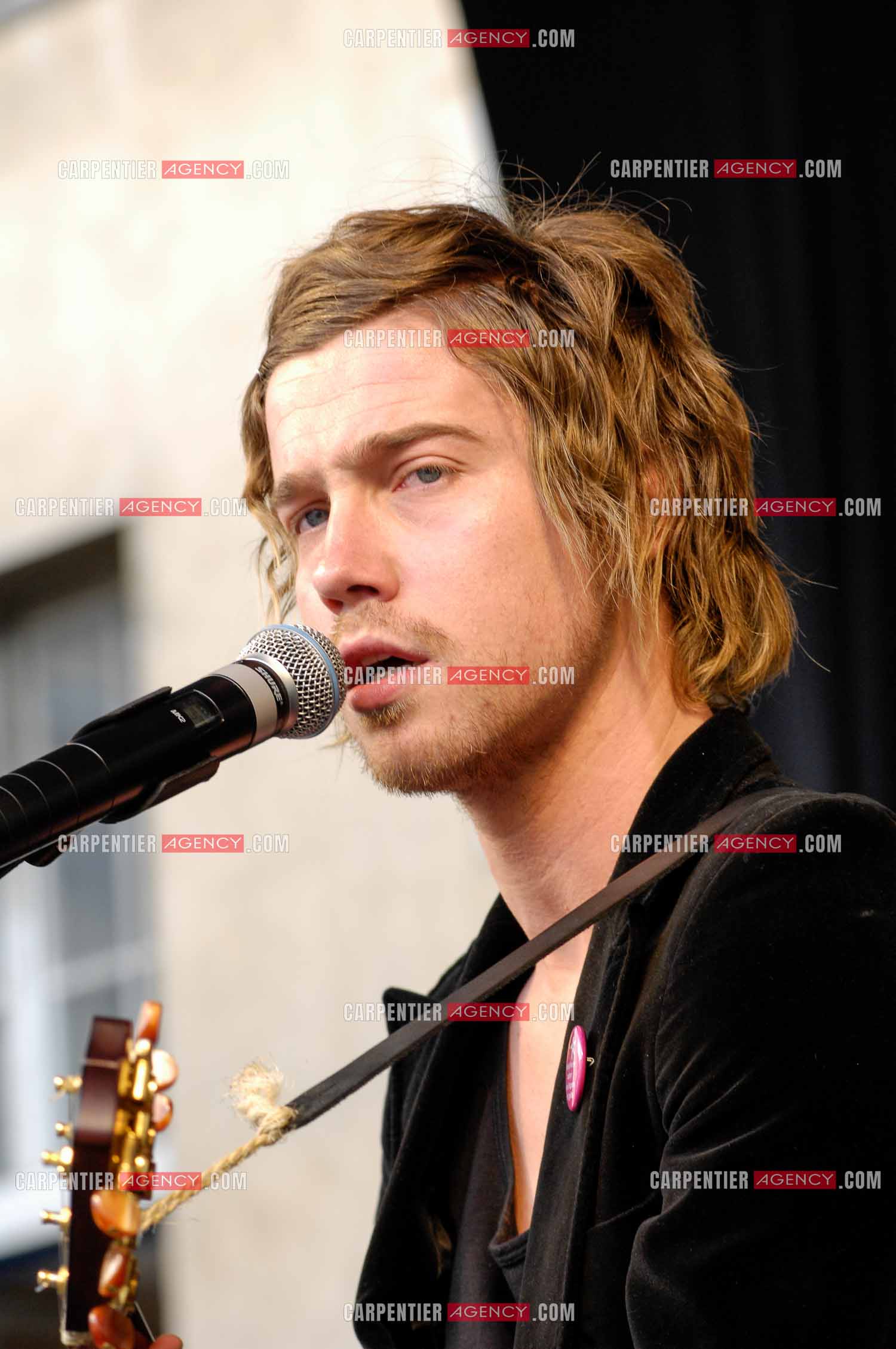 Concert privé pour le soutient du don d'organes et de la greffe dans l'enceinte de l'hôpital Neker à Paris " NECK'AIR DE MUSIQUE “ .  Le gagnant de la Nouvelle Star 2007 Julien Doré sur scène. ( Exclusif )