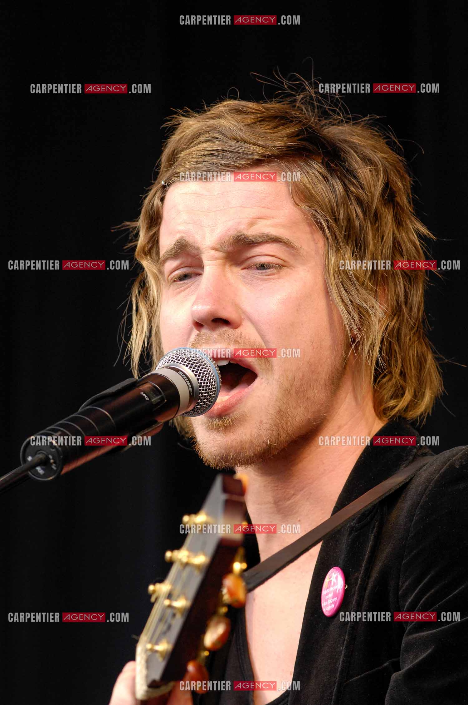 Concert privé pour le soutient du don d'organes et de la greffe dans l'enceinte de l'hôpital Neker à Paris " NECK'AIR DE MUSIQUE “ .  Le gagnant de la Nouvelle Star 2007 Julien Doré sur scène. ( Exclusif )