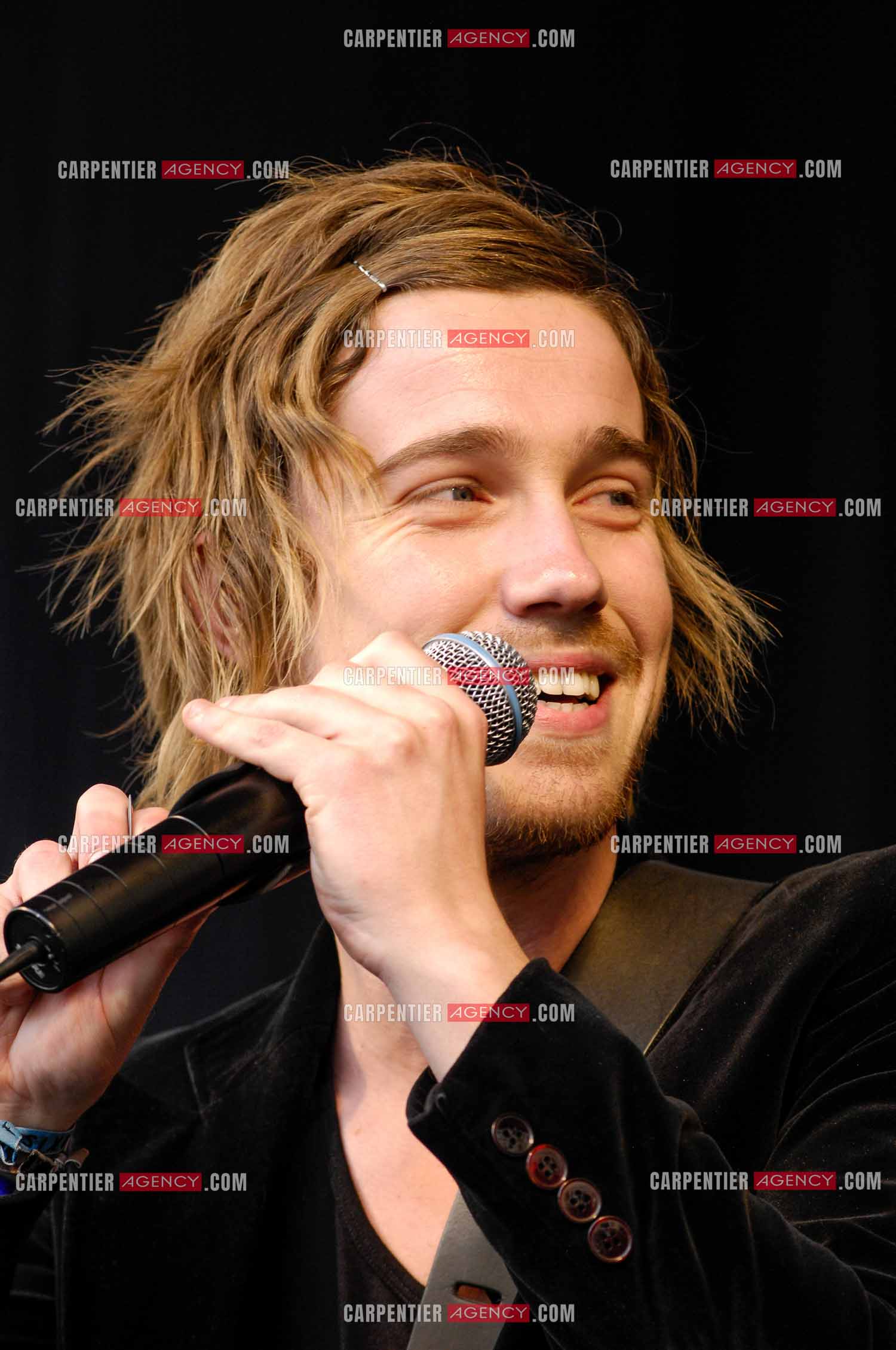 Concert privé pour le soutient du don d'organes et de la greffe dans l'enceinte de l'hôpital Neker à Paris " NECK'AIR DE MUSIQUE “ .  Le gagnant de la Nouvelle Star 2007 Julien Doré sur scène. ( Exclusif )