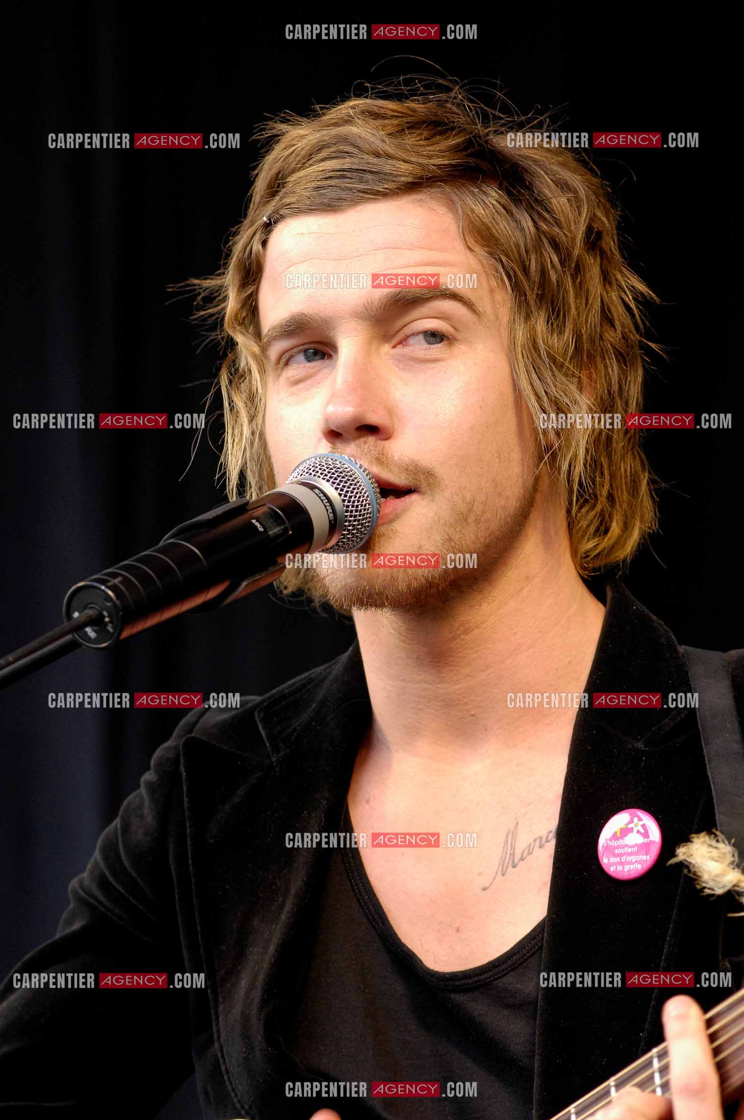 Concert privé pour le soutient du don d'organes et de la greffe dans l'enceinte de l'hôpital Neker à Paris " NECK'AIR DE MUSIQUE “ .  Le gagnant de la Nouvelle Star 2007 Julien Doré sur scène. ( Exclusif )