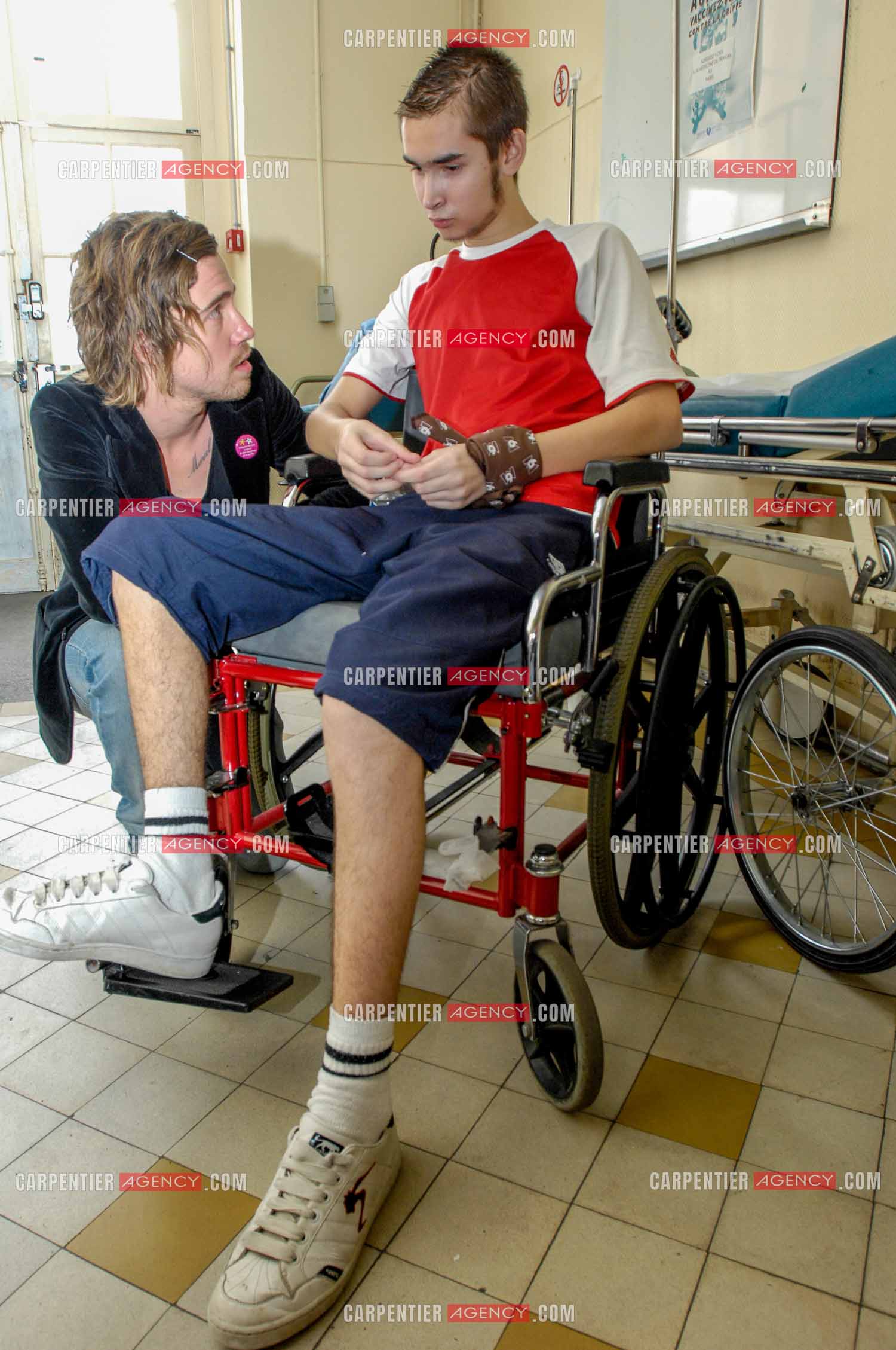 Concert privé pour le soutient du don d'organes et de la greffe dans l'enceinte de l'hôpital Neker à Paris " NECK'AIR DE MUSIQUE “ .  Le gagnant de la Nouvelle Star 2007 Julien Doré s'entretient avec un malade. ( Exclusif )