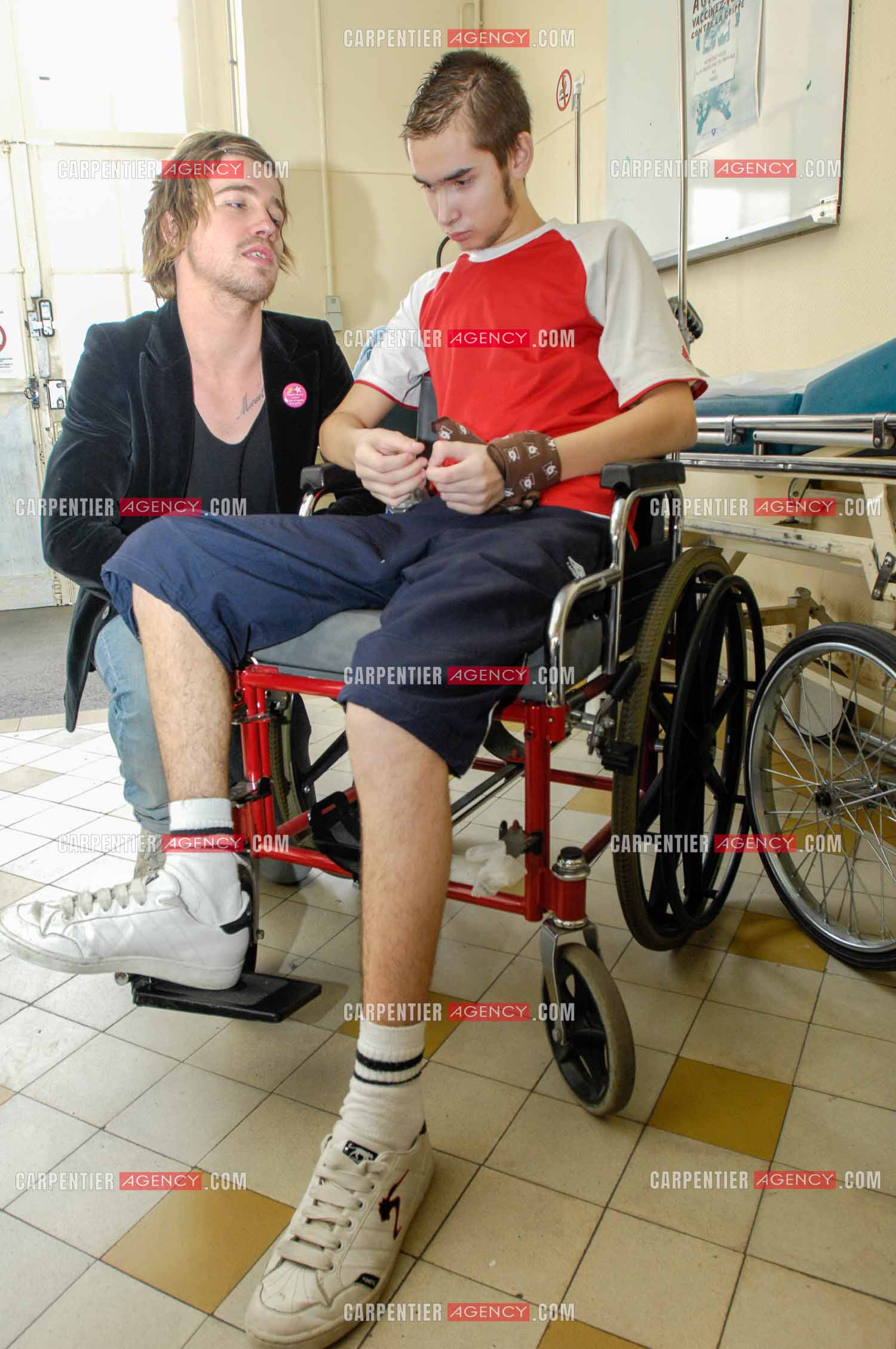 Concert privé pour le soutient du don d'organes et de la greffe dans l'enceinte de l'hôpital Neker à Paris " NECK'AIR DE MUSIQUE “ .  Le gagnant de la Nouvelle Star 2007 Julien Doré s'entretient avec un malade. ( Exclusif )