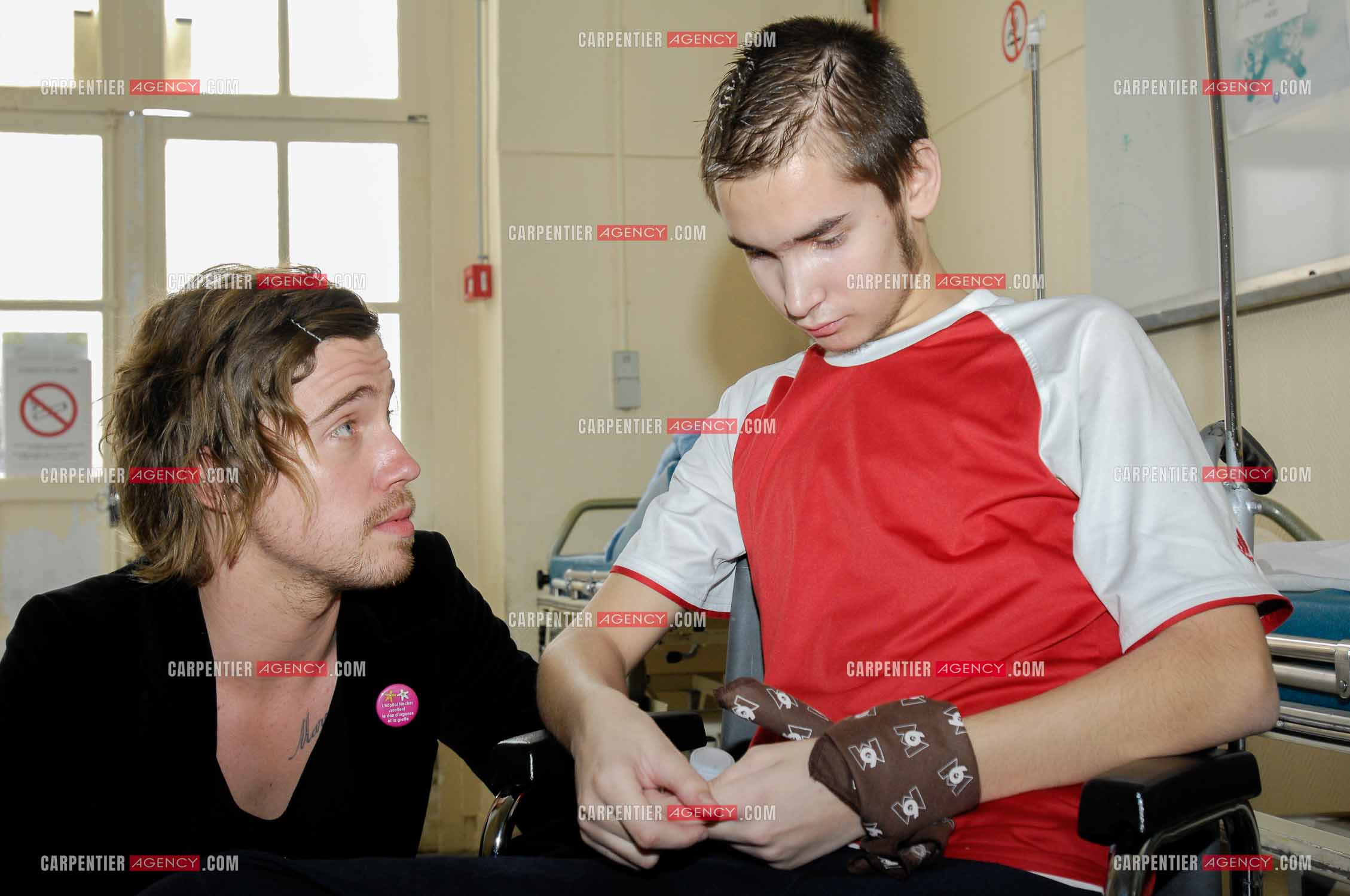Concert privé pour le soutient du don d'organes et de la greffe dans l'enceinte de l'hôpital Neker à Paris " NECK'AIR DE MUSIQUE “ .  Le gagnant de la Nouvelle Star 2007 Julien Doré s'entretient avec un malade. ( Exclusif )