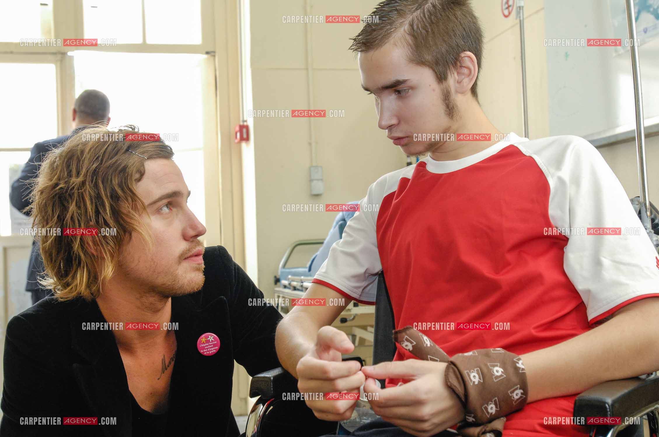 Concert privé pour le soutient du don d'organes et de la greffe dans l'enceinte de l'hôpital Neker à Paris " NECK'AIR DE MUSIQUE “ .  Le gagnant de la Nouvelle Star 2007 Julien Doré s'entretient avec un malade. ( Exclusif )
