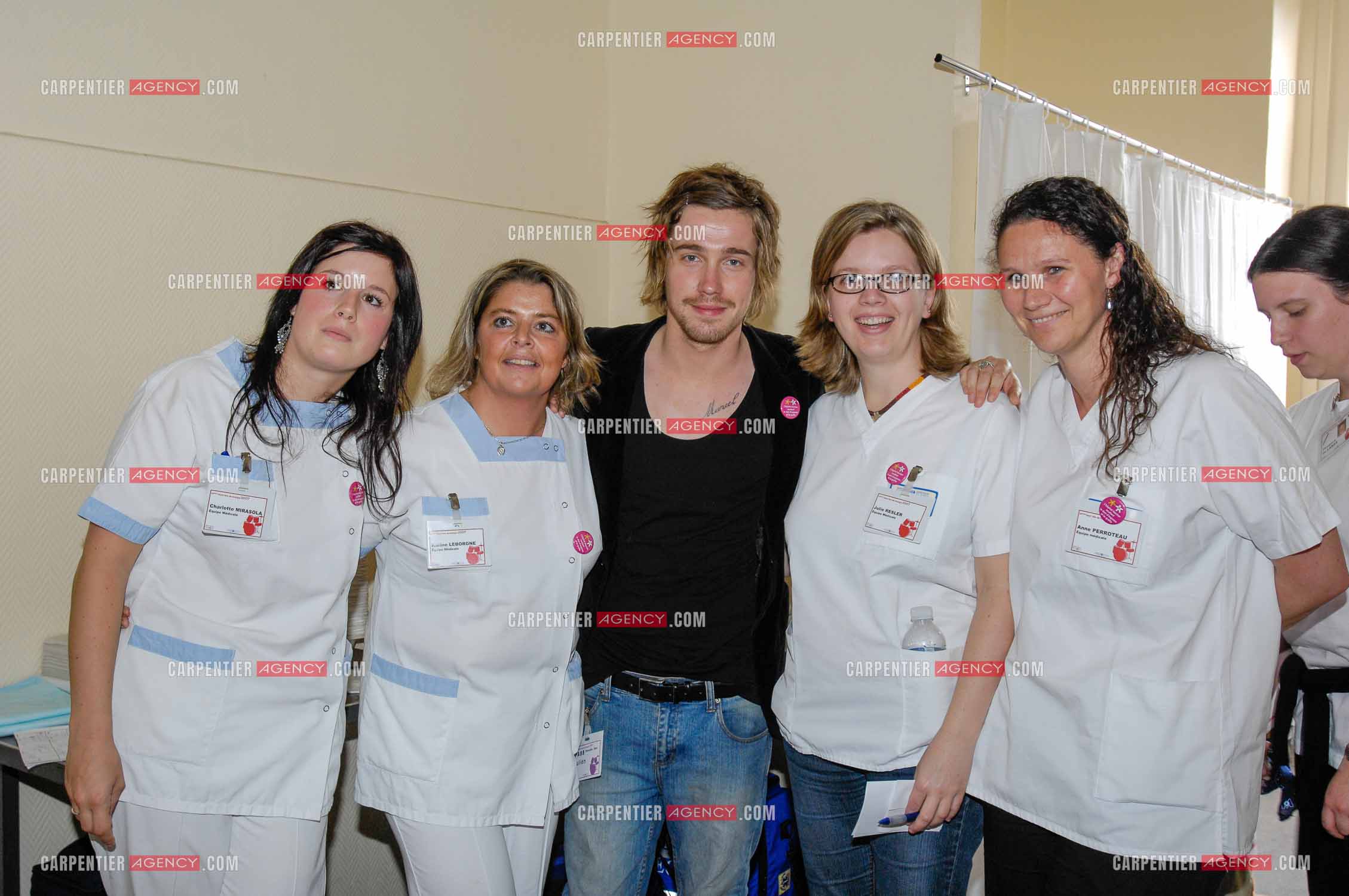 Concert privé pour le soutient du don d'organes et de la greffe dans l'enceinte de l'hôpital Neker à Paris " NECK'AIR DE MUSIQUE “ .  Le gagnant de la Nouvelle Star 2007 Julien Doré entouré des aides soignantes. ( Exclusif )