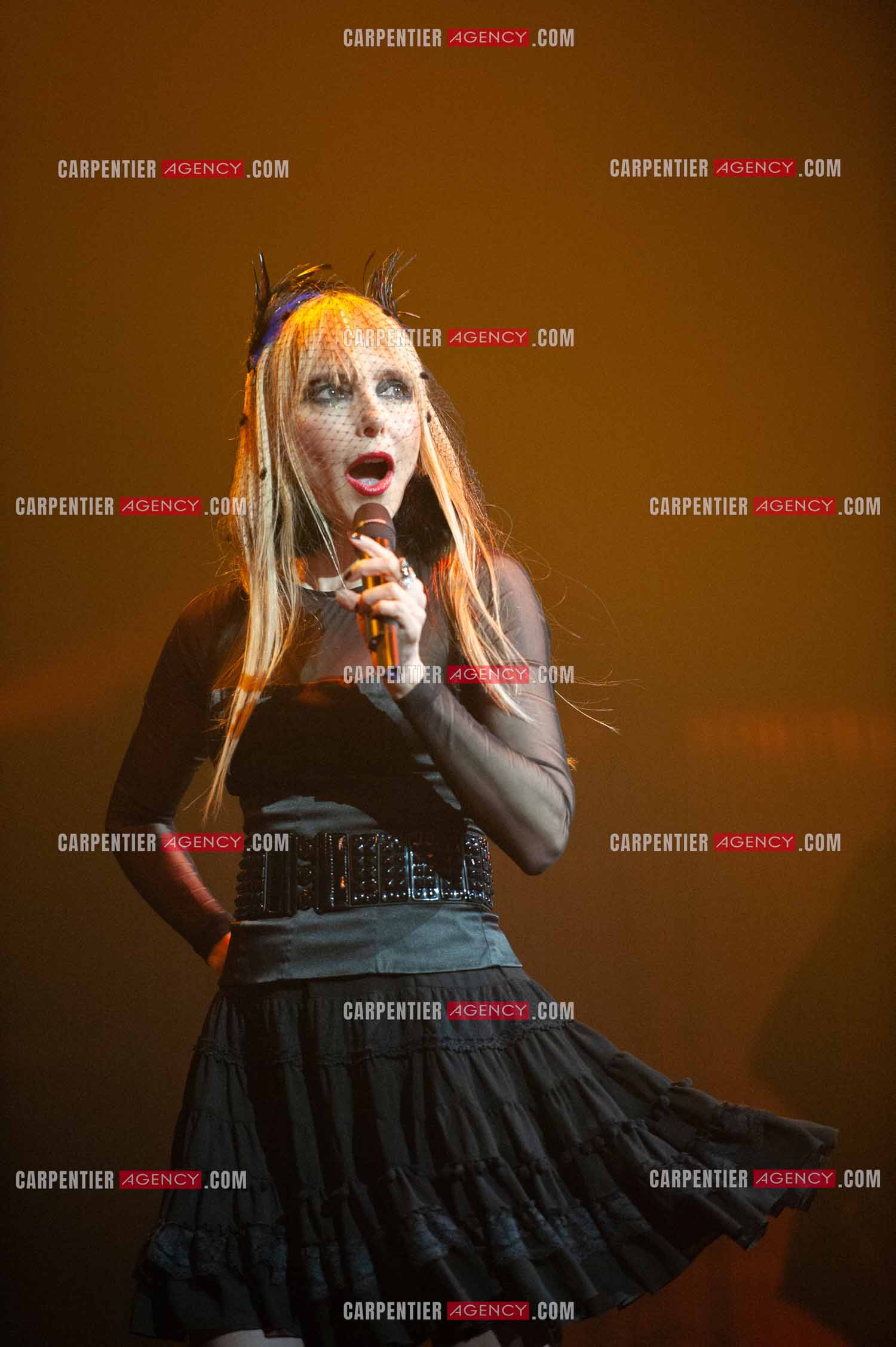 La chanteuse Jeanne Mas connue pour ses tubes “ Toute Première Fois et “ En Rouge et Noir “ dans la tournée RFM LOVE 80 au Zénith de Paris en 2010.        ( Exclusif )