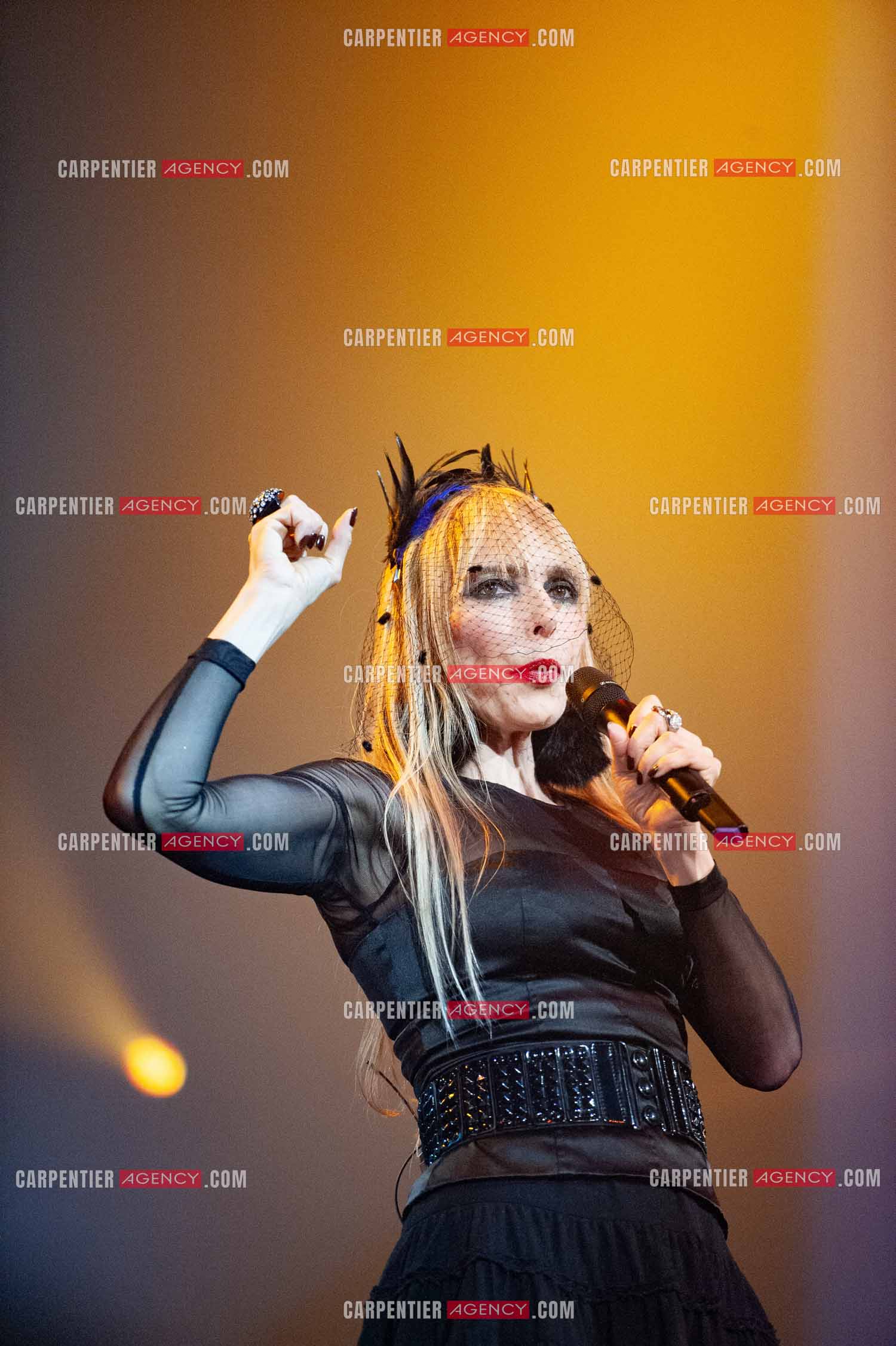La chanteuse Jeanne Mas connue pour ses tubes “ Toute Première Fois et “ En Rouge et Noir “ dans la tournée RFM LOVE 80 au Zénith de Paris en 2010.        ( Exclusif )