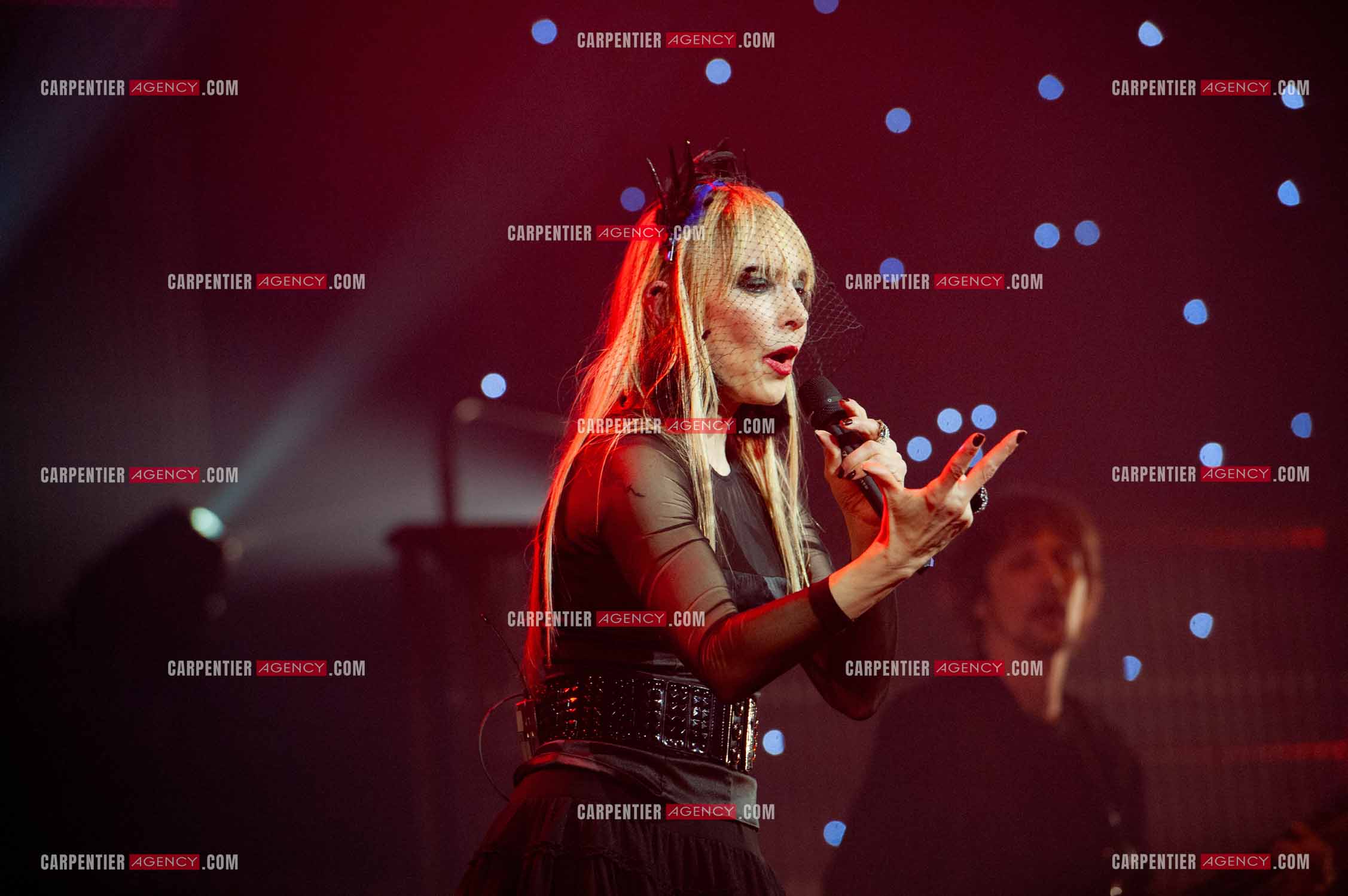 La chanteuse Jeanne Mas connue pour ses tubes “ Toute Première Fois et “ En Rouge et Noir “ dans la tournée RFM LOVE 80 au Zénith de Paris en 2010.        ( Exclusif )
