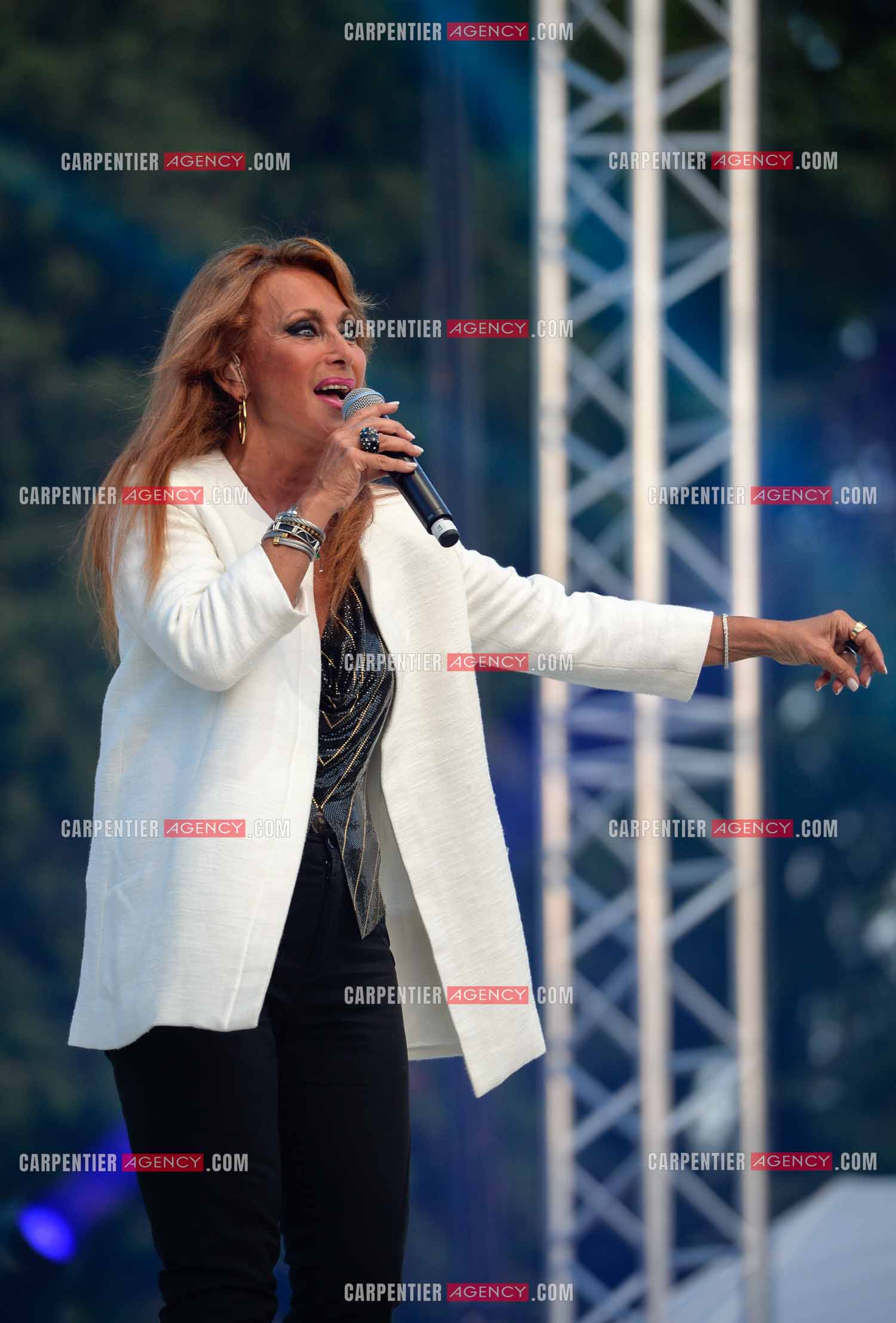 La chanteuse Julie Pietri en concert lors de la tournée Stars 80.