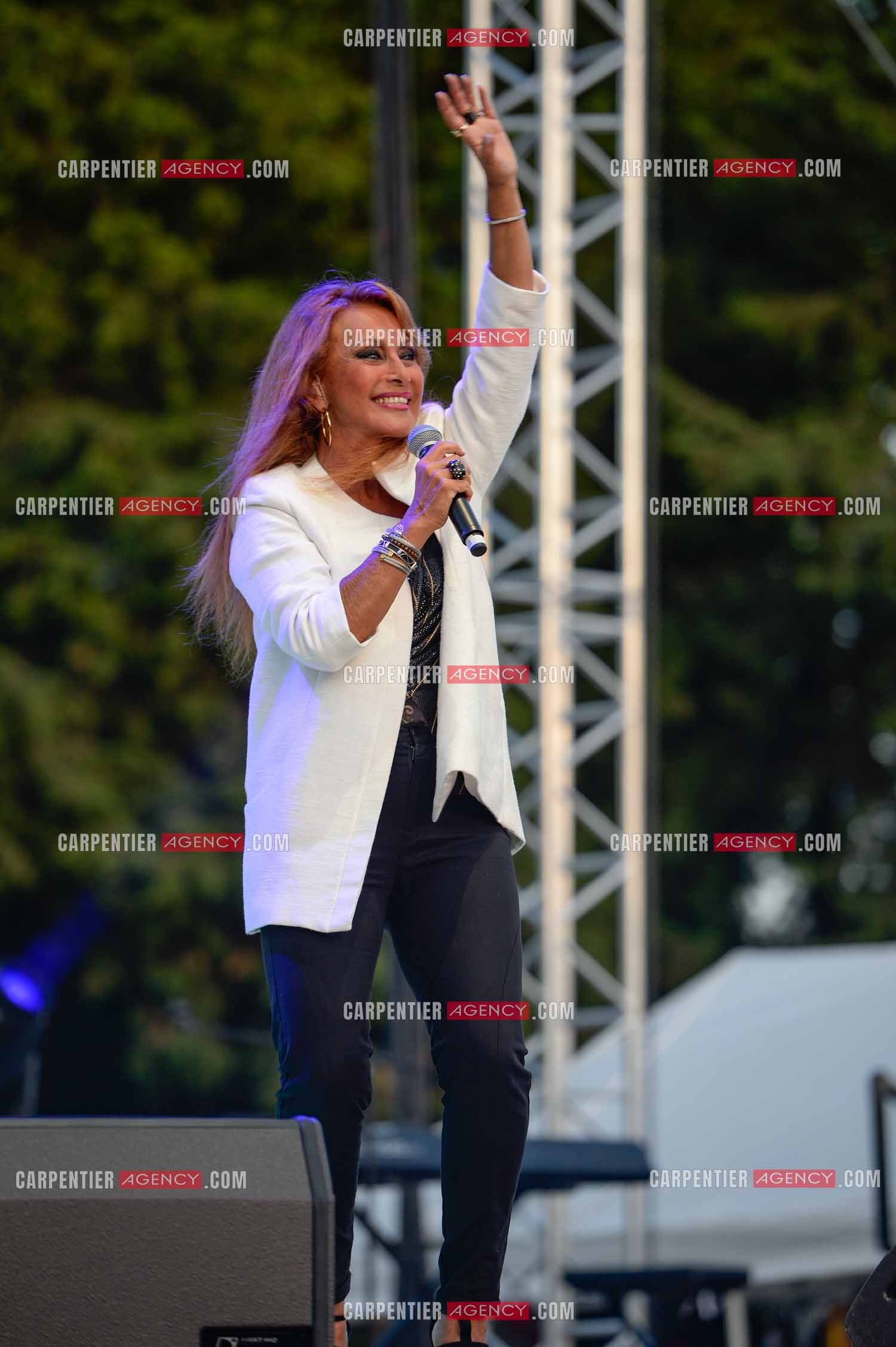 La chanteuse Julie Pietri en concert lors de la tournée Stars 80.