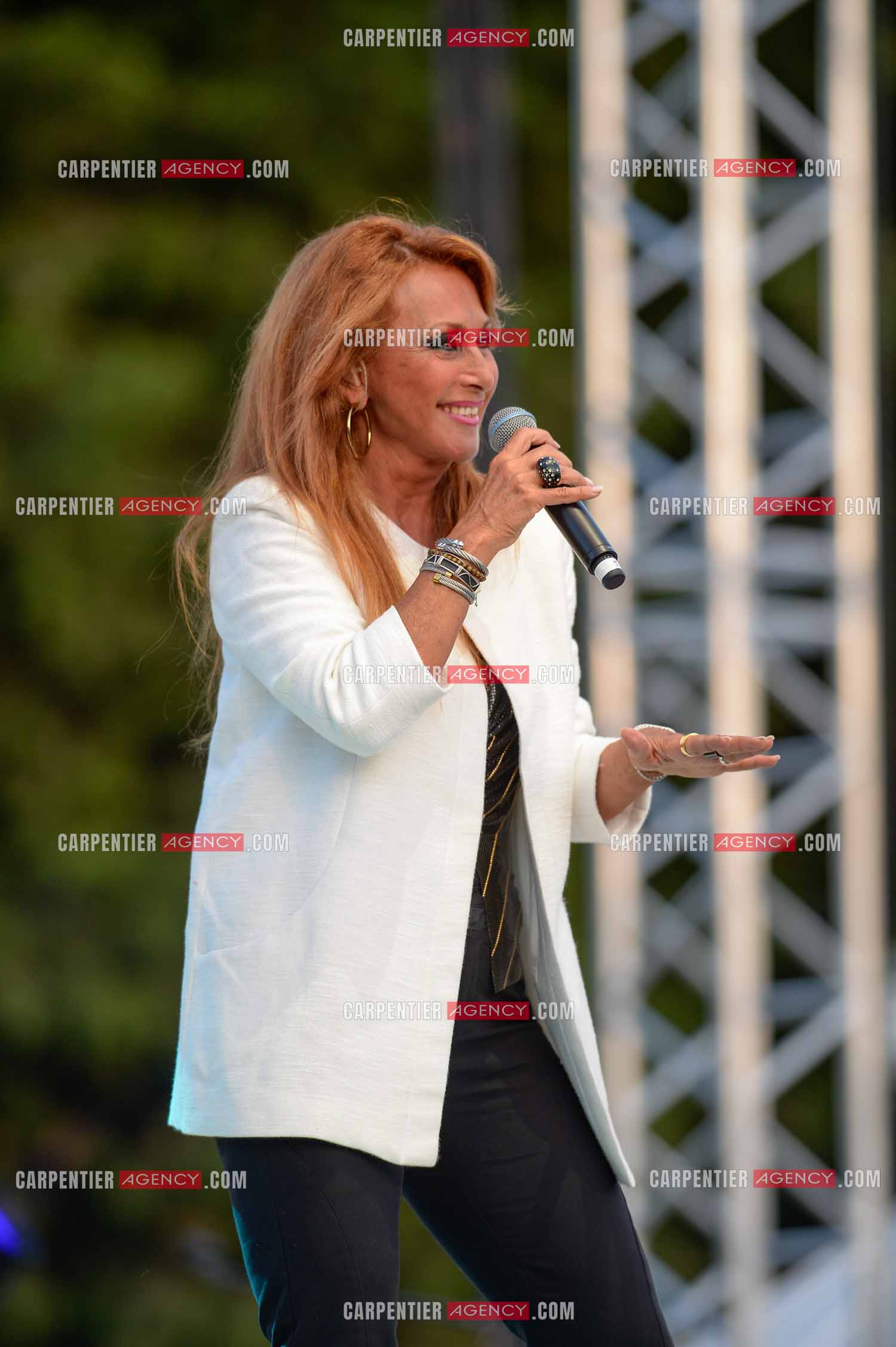 La chanteuse Julie Pietri en concert lors de la tournée Stars 80.