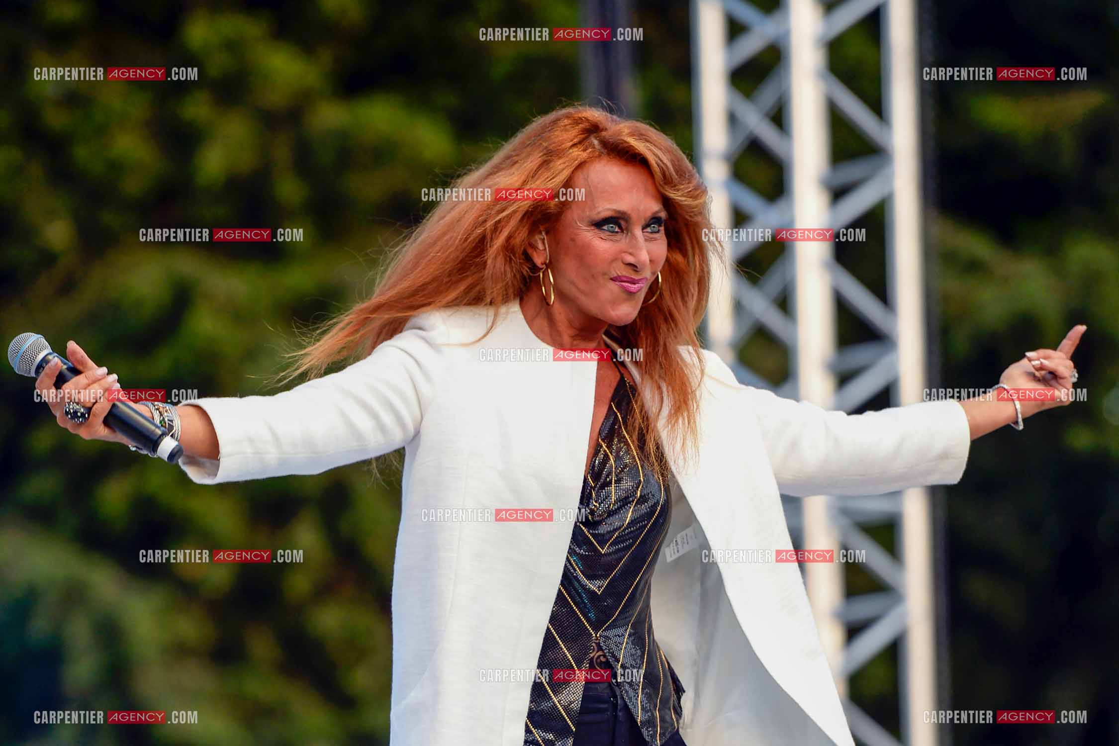 La chanteuse Julie Pietri en concert lors de la tournée Stars 80.