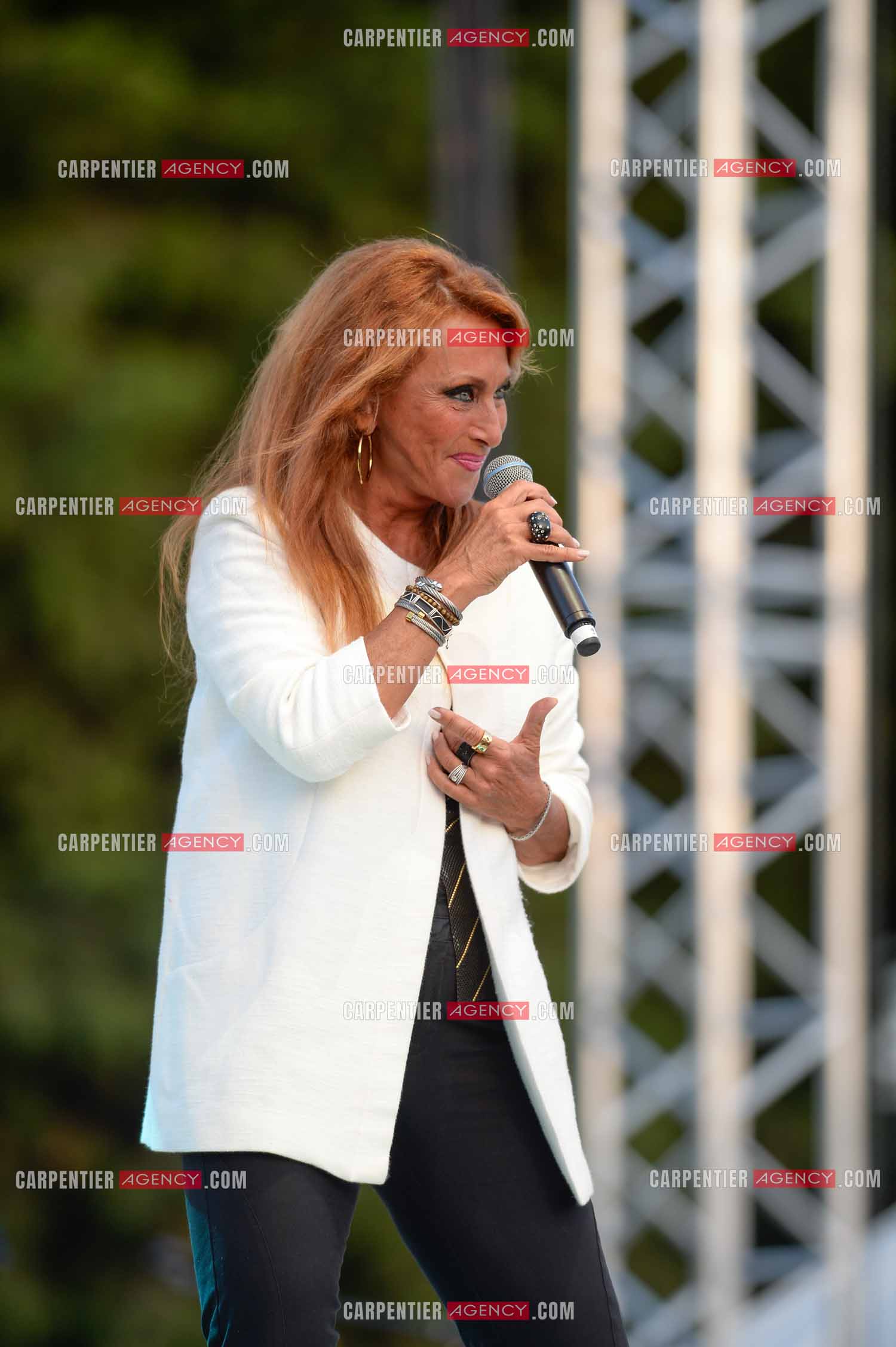 La chanteuse Julie Pietri en concert lors de la tournée Stars 80.