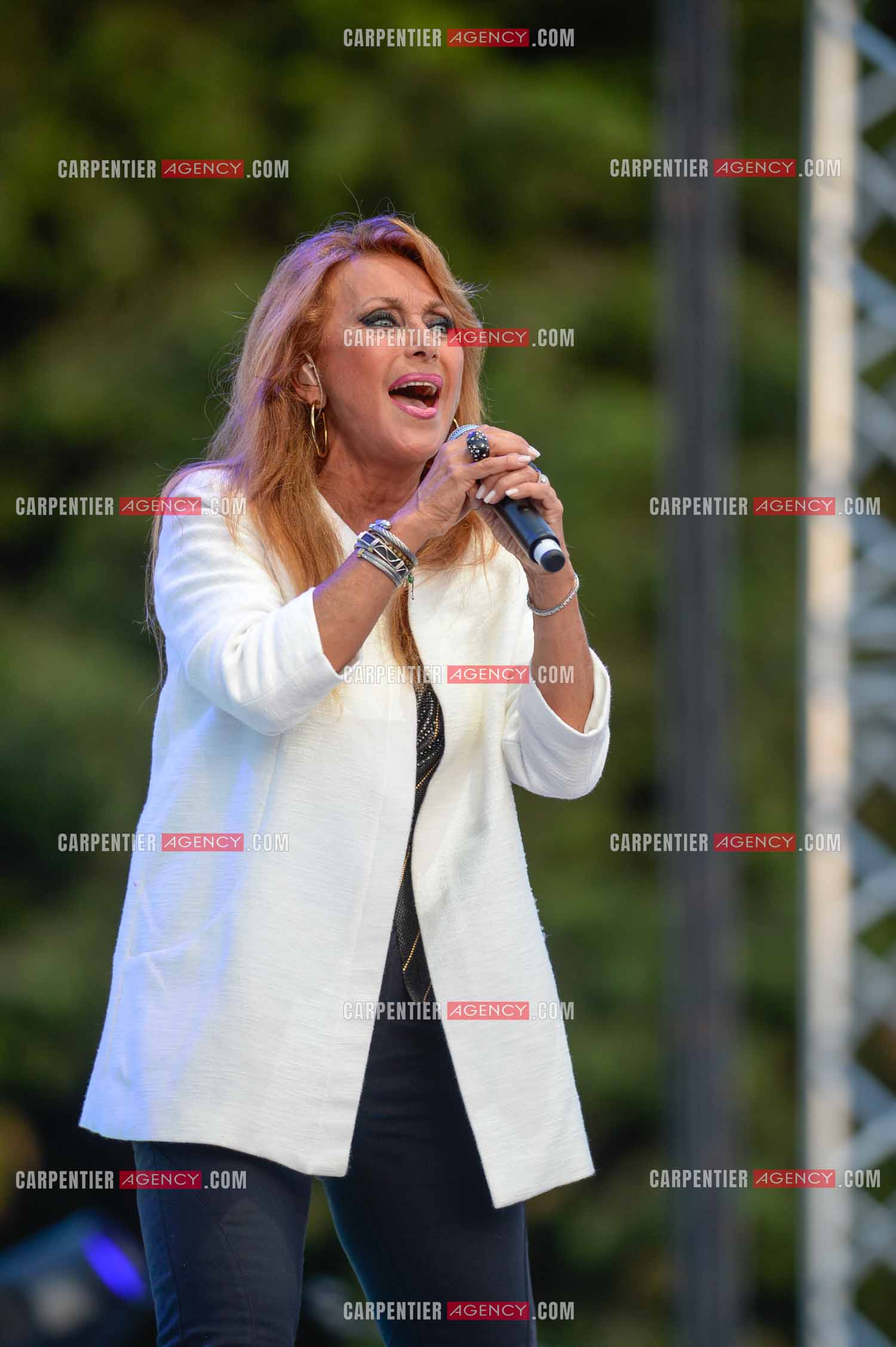 La chanteuse Julie Pietri en concert lors de la tournée Stars 80.