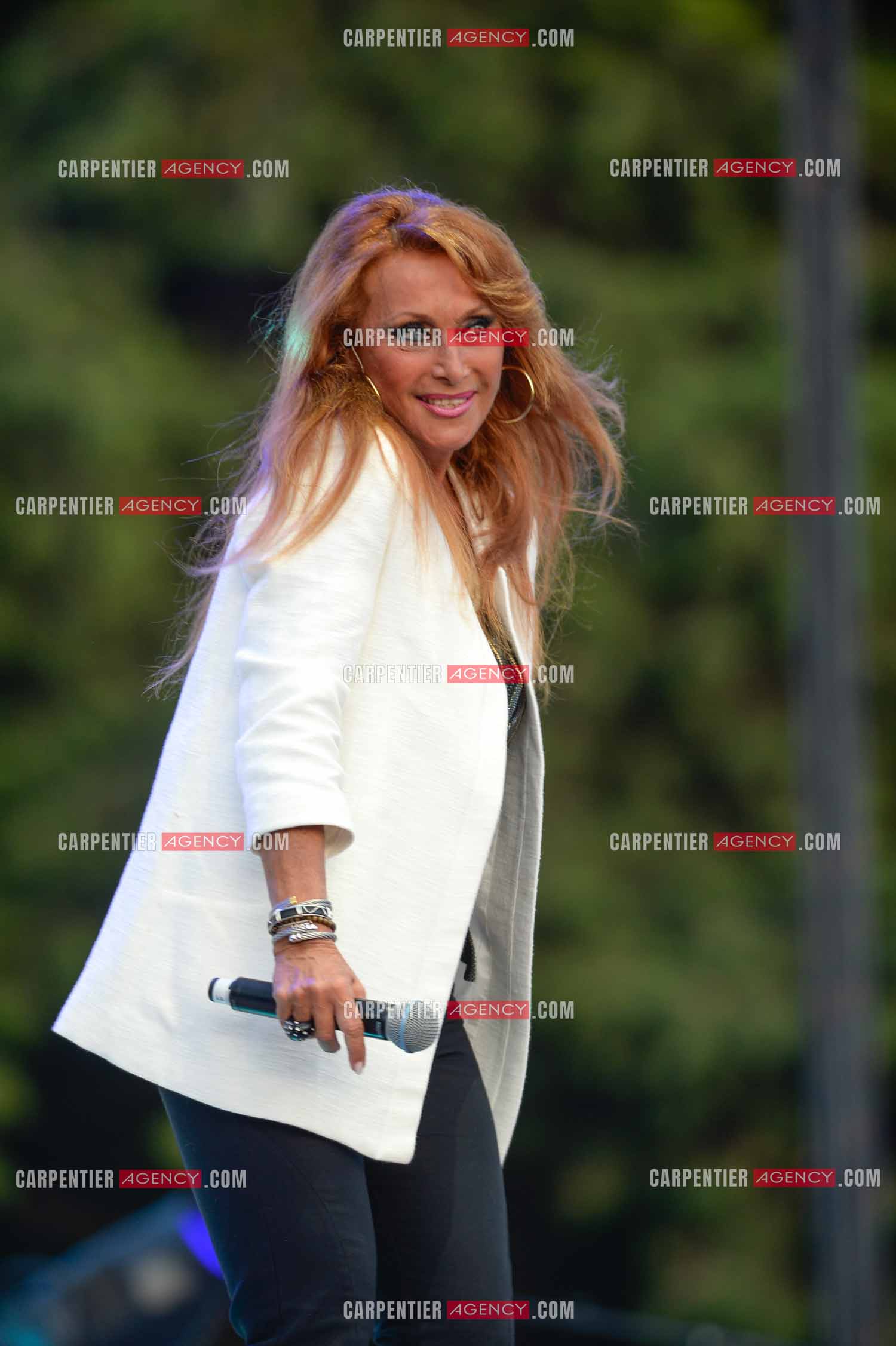 La chanteuse Julie Pietri en concert lors de la tournée Stars 80.