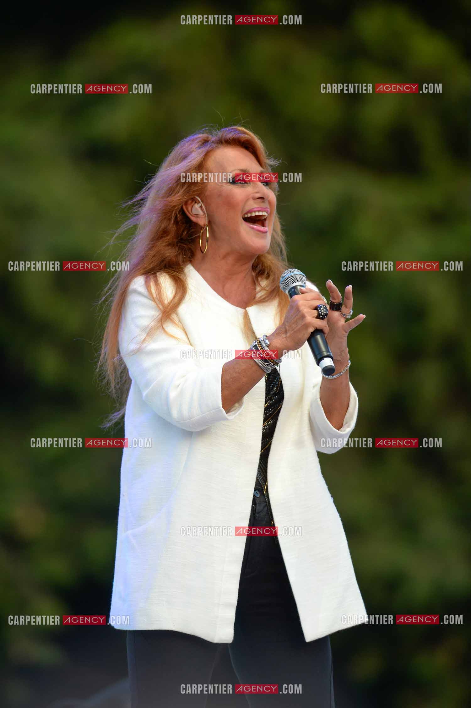 La chanteuse Julie Pietri en concert lors de la tournée Stars 80.