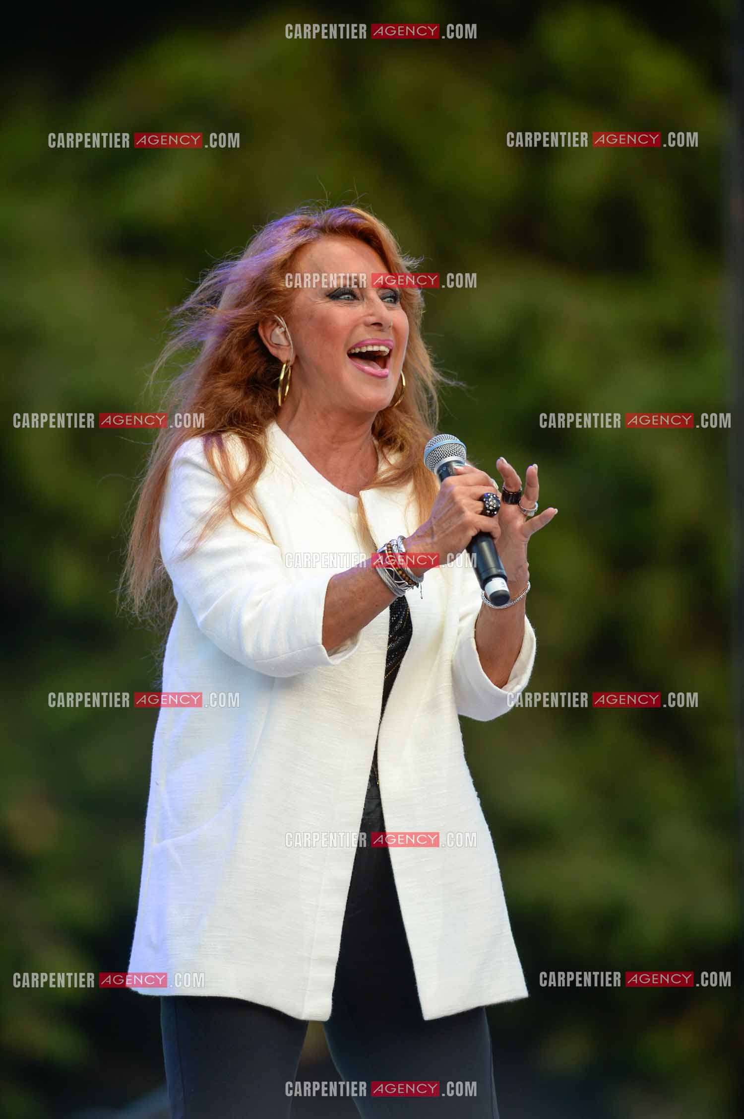 La chanteuse Julie Pietri en concert lors de la tournée Stars 80.