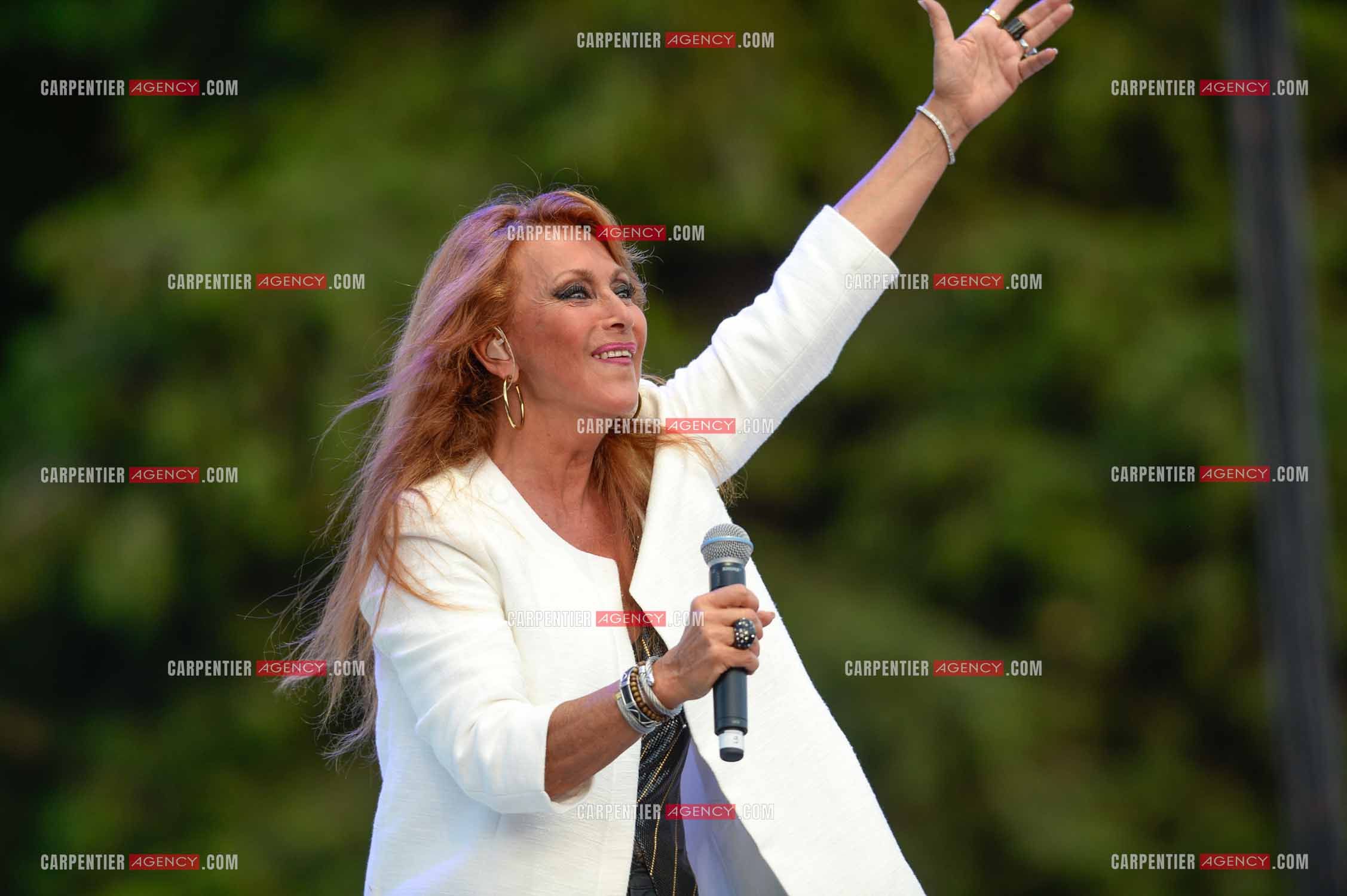 La chanteuse Julie Pietri en concert lors de la tournée Stars 80.