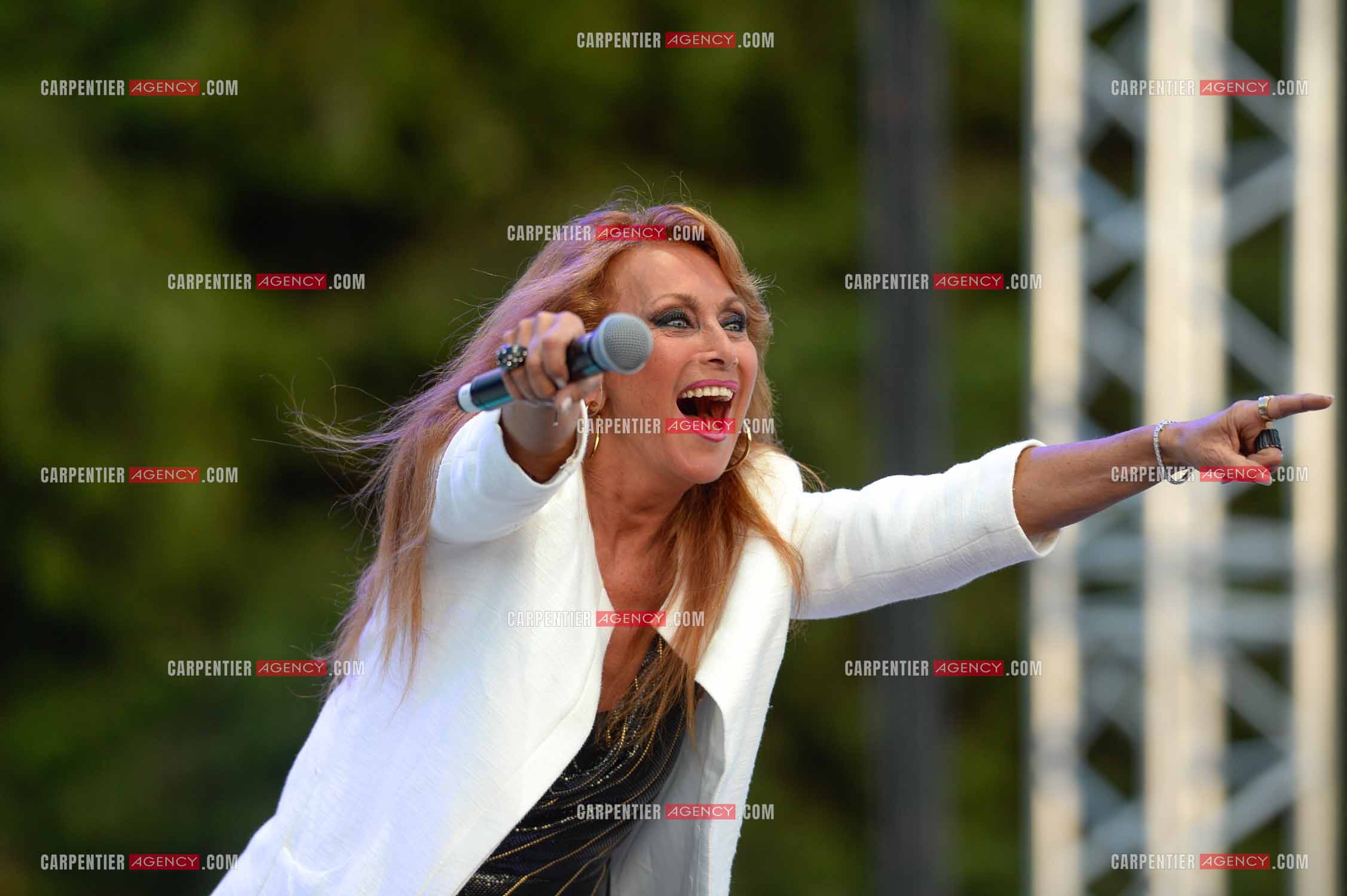 La chanteuse Julie Pietri en concert lors de la tournée Stars 80.