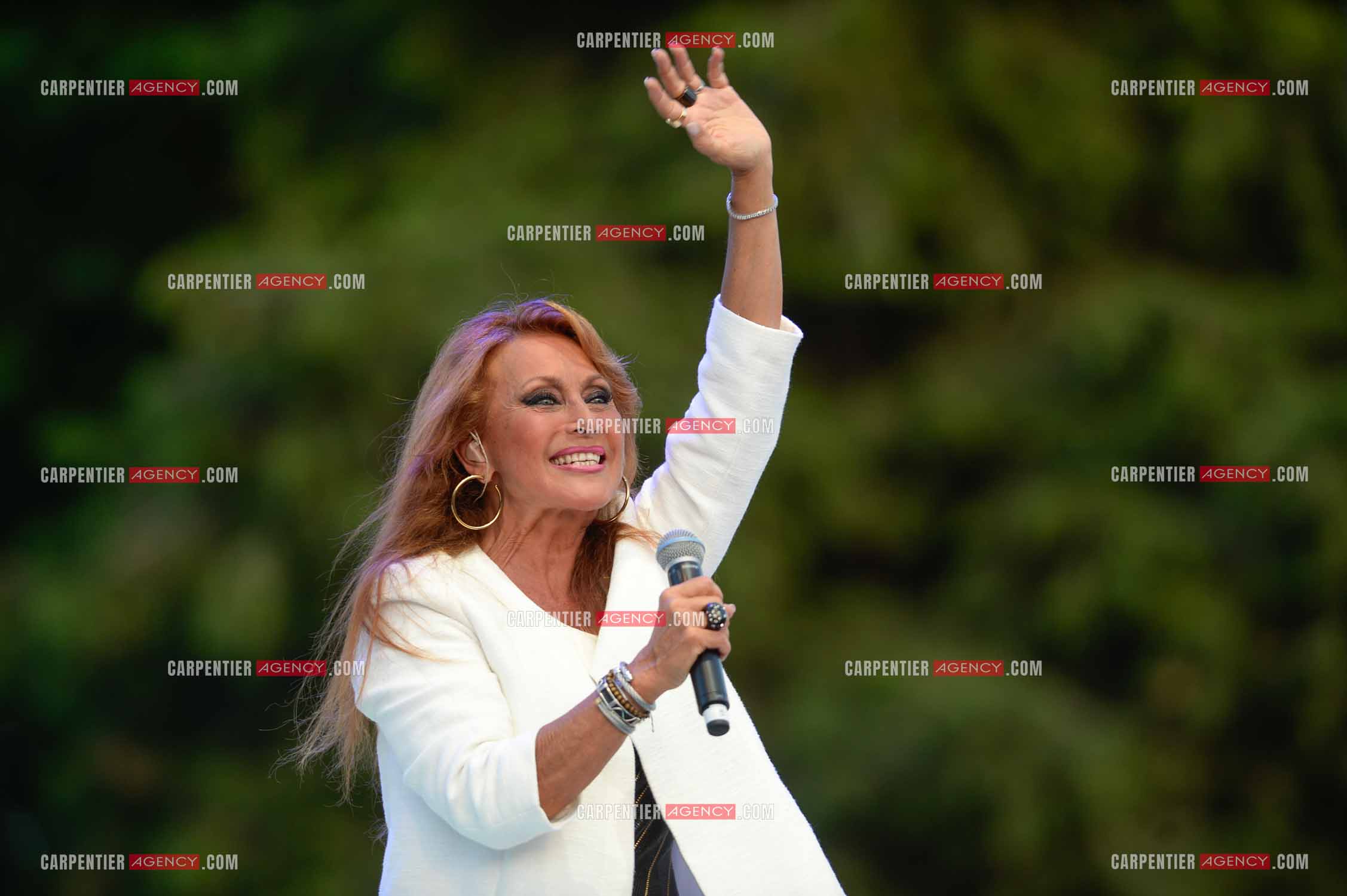 La chanteuse Julie Pietri en concert lors de la tournée Stars 80.