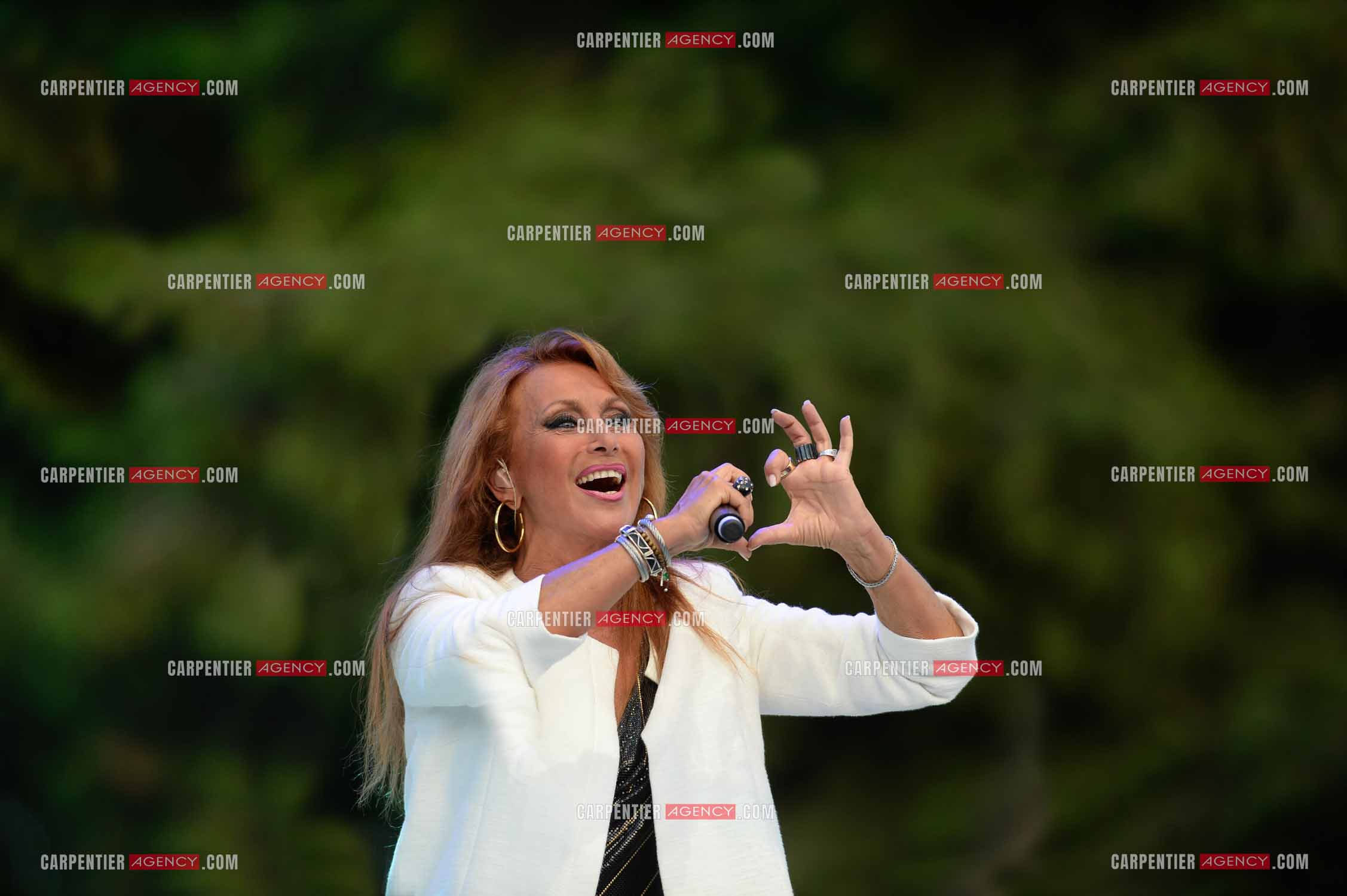 La chanteuse Julie Pietri en concert lors de la tournée Stars 80.