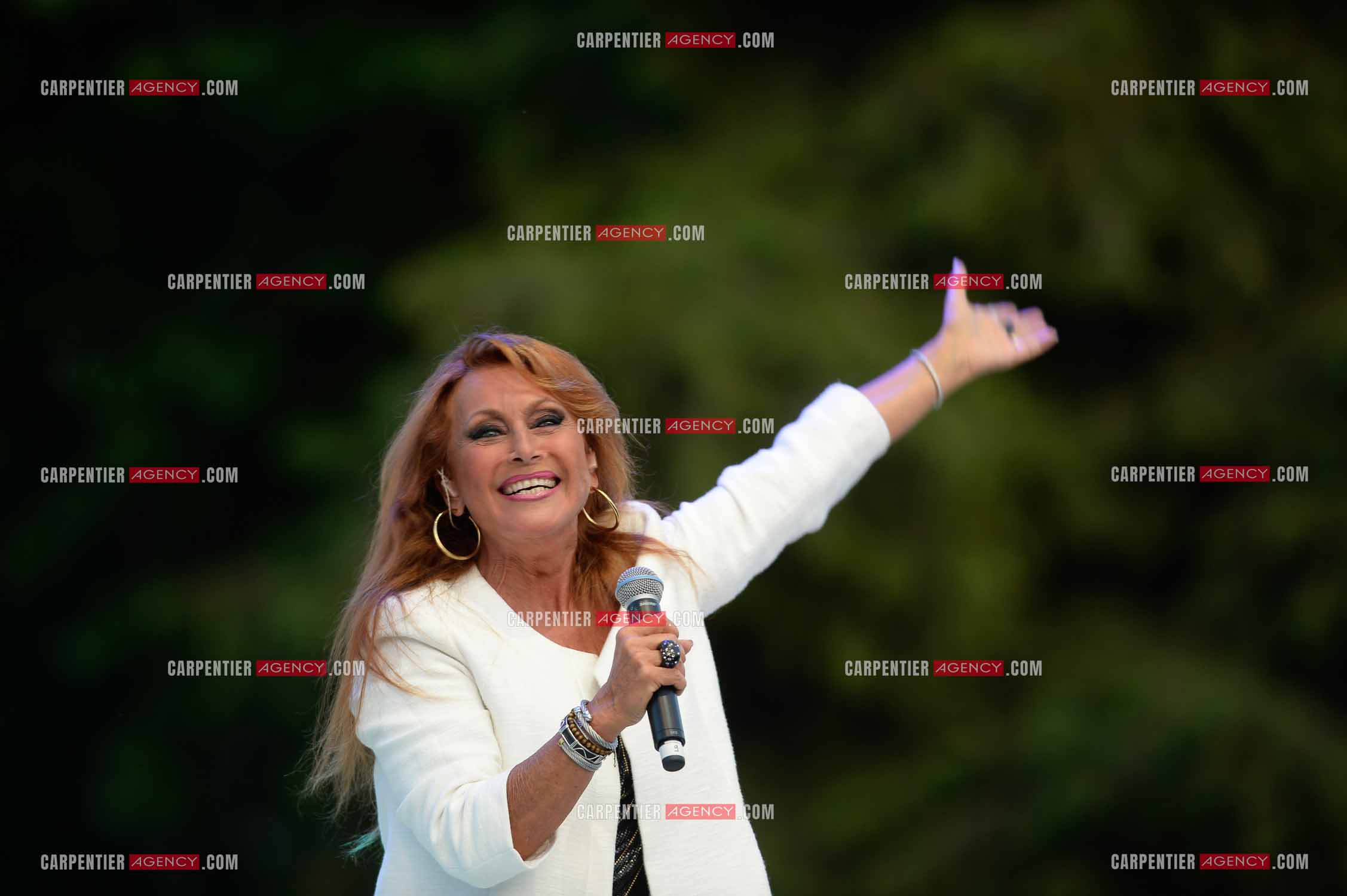 La chanteuse Julie Pietri en concert lors de la tournée Stars 80.