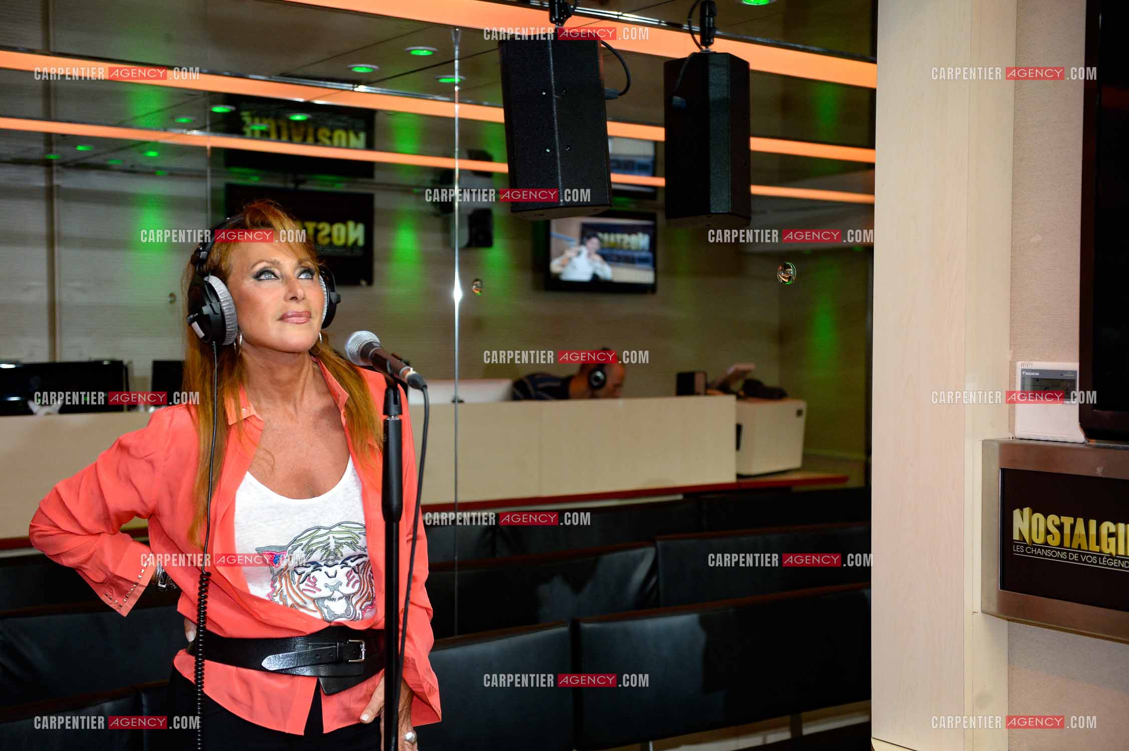 La chanteuse Julie Pietri dans les studios de la station radio NOSTALGIE.       ( Exclusif )