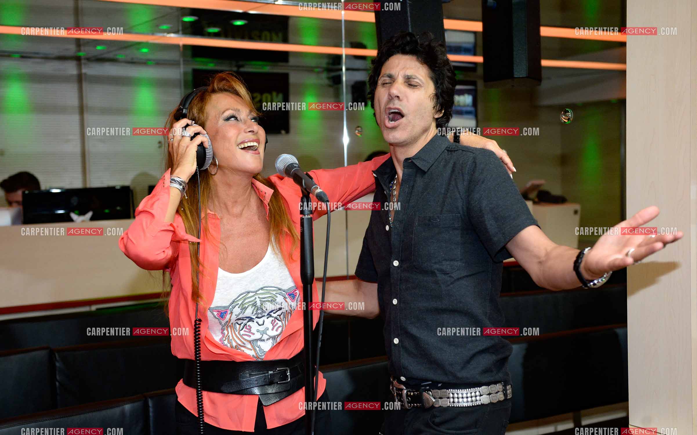 La chanteuse Julie Pietri et le chanteur Jean-Luc Lahaye dans les studios de la station radio NOSTALGIE.       ( Exclusif )