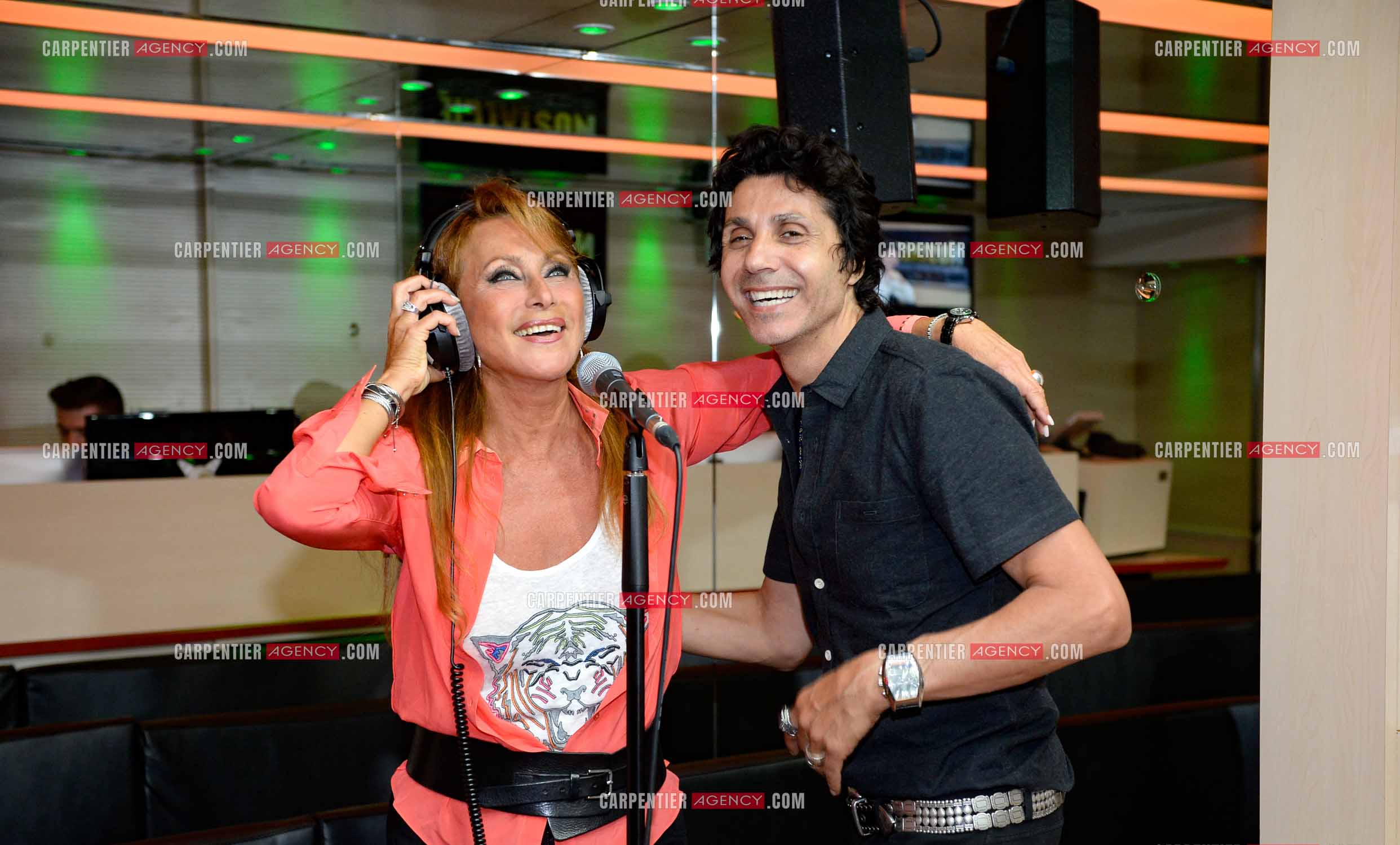 La chanteuse Julie Pietri et le chanteur Jean-Luc Lahaye dans les studios de la station radio NOSTALGIE.       ( Exclusif )