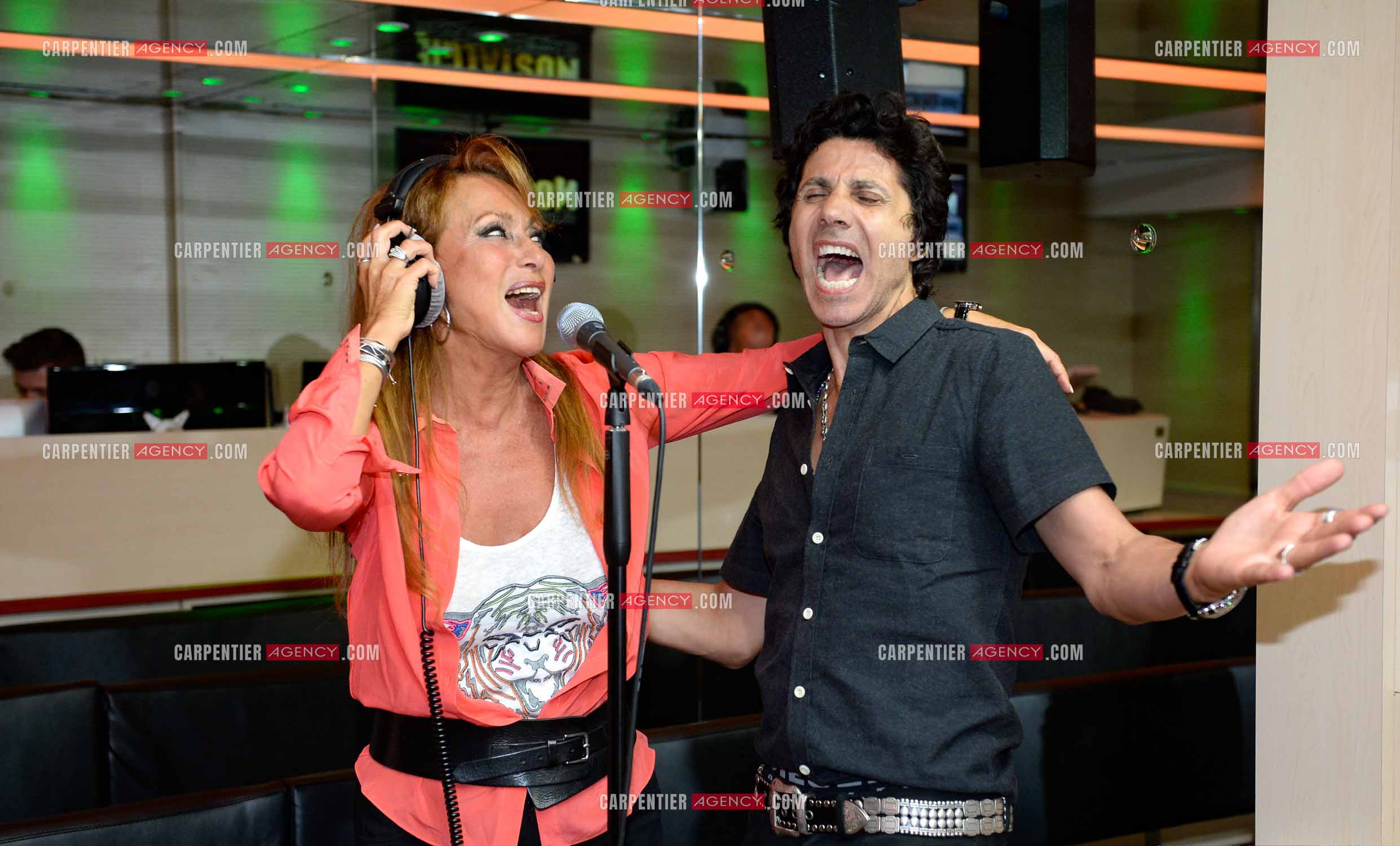 La chanteuse Julie Pietri et le chanteur Jean-Luc Lahaye dans les studios de la station radio NOSTALGIE.       ( Exclusif )